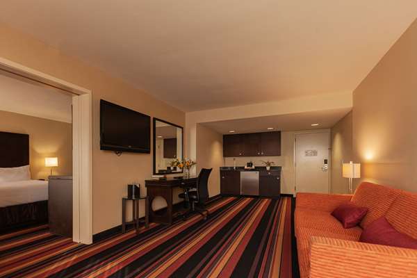 Suite - Clarion Hotel & Conference Center New Orleans Airport Kenner