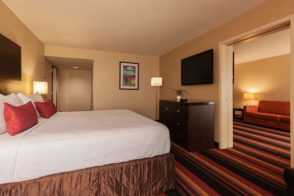 Suite - Clarion Hotel & Conference Center New Orleans Airport Kenner