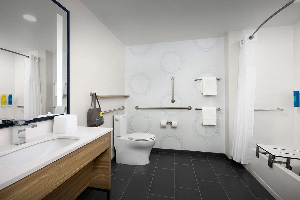 TRU COLUMBUS EAST BROAD-guestroom-Guest Room,Bathroom,On-Site.jpg