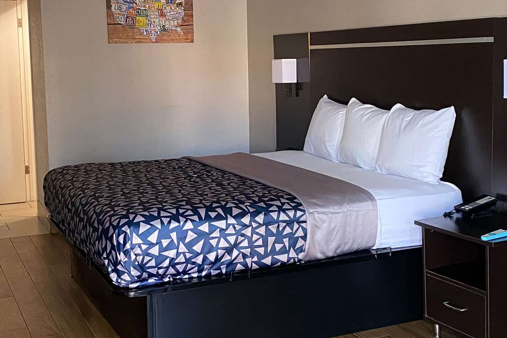 ECONO LODGE SEVIERVILLE-PIGEON FORG-guestroom-Guest Room,On-Site.jpg