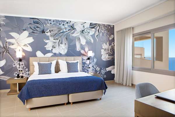 Deluxe Family Room Sharing Pool