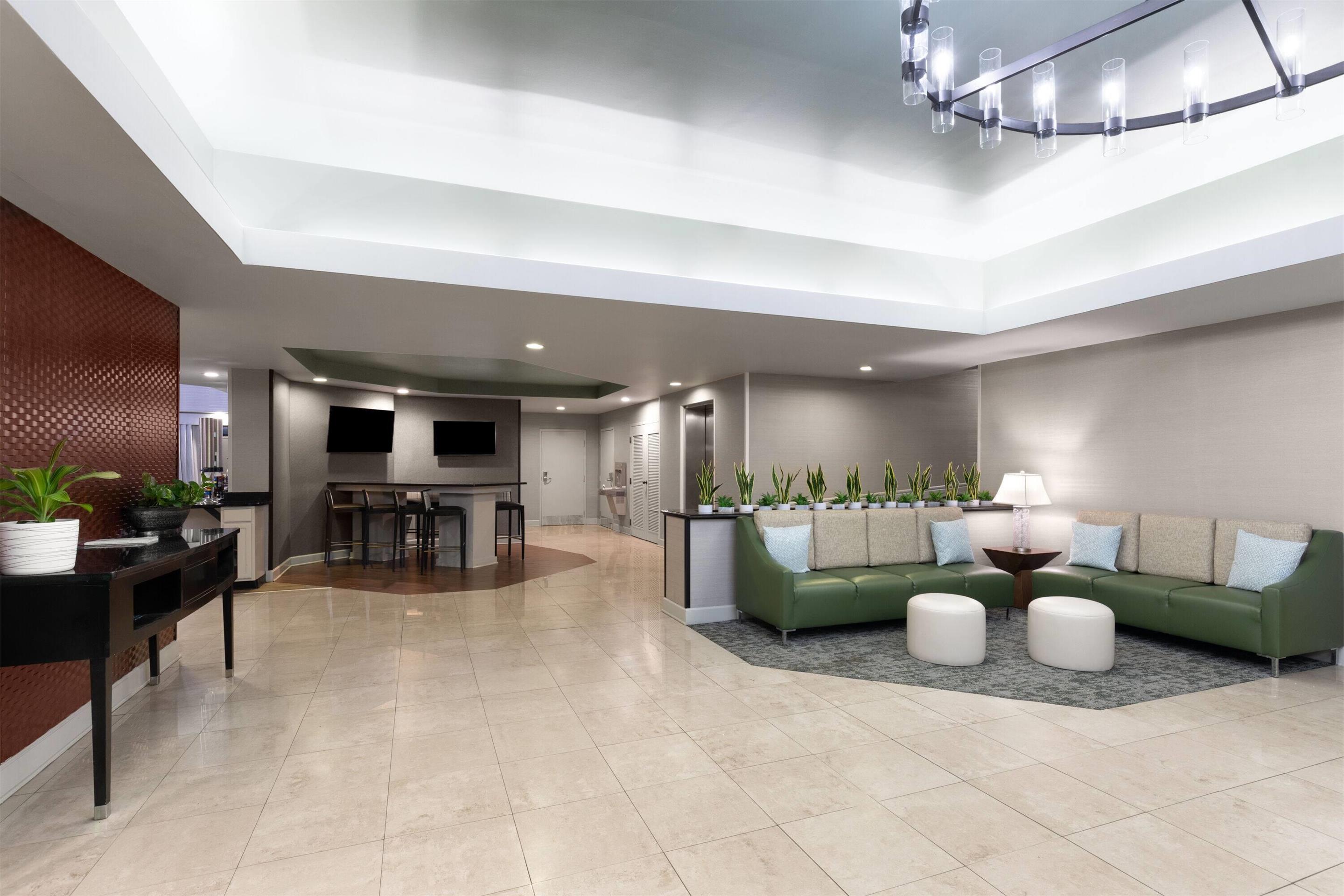 Lobby | Wingate by Wyndham Greensboro/Coliseum