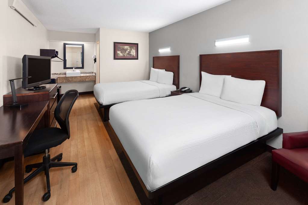 TRAVELODGE BY WYNDHAM PEORIA-guestroom-Guest Room,On-Site.jpg
