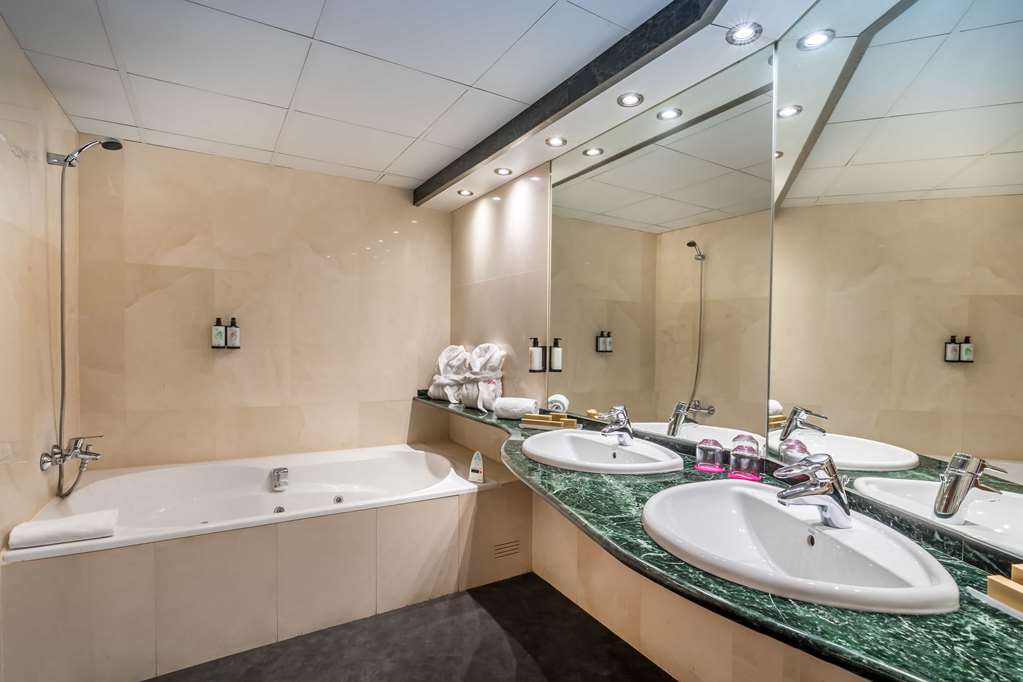 ALLEGRO MURCIA AZARBE-guestroom-Guest Room,Bathroom,Suite,On-Site.jpg
