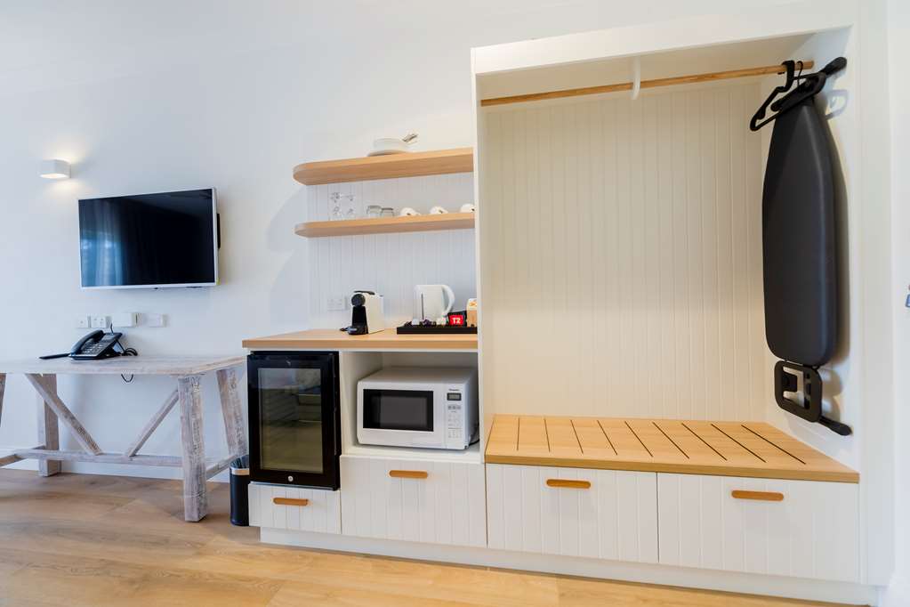 THE QUARTERS AN ASCEND COLLECTION H-guestroom-Guest Room,Bathroom,On-Site.jpg