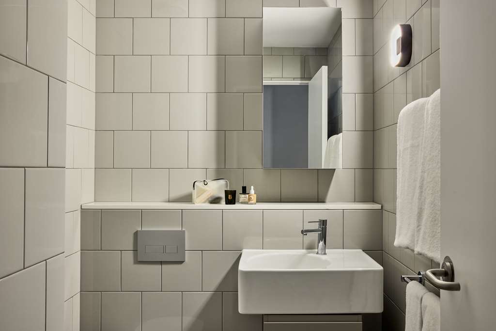 PUNTHILL PARRAMATTA-guestroom-Guest Room,Bathroom,On-Site.jpg