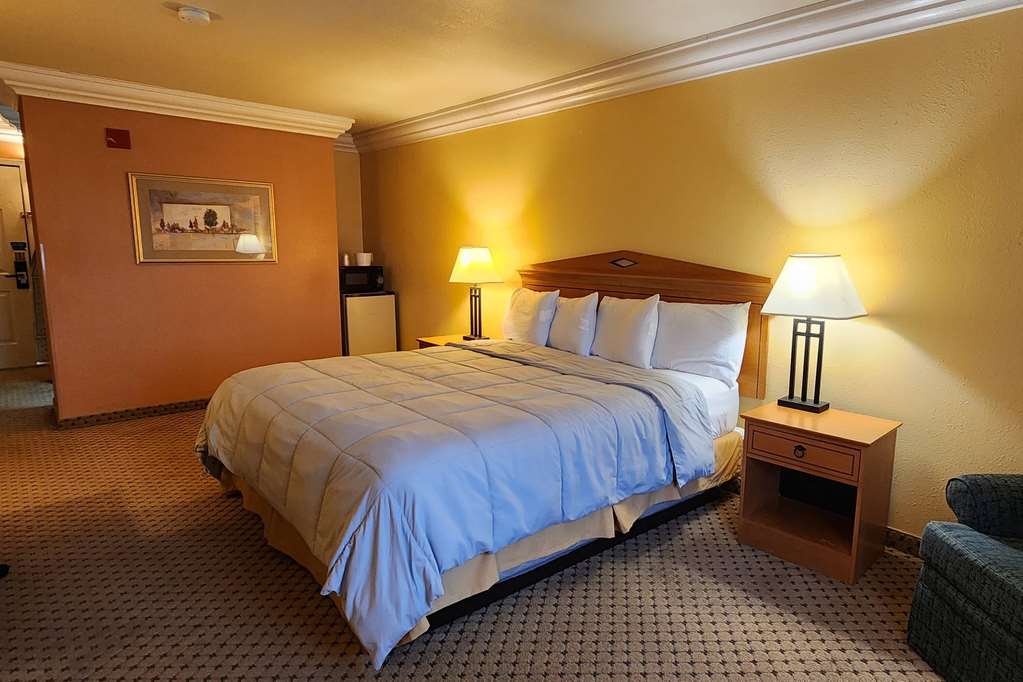 SUPER 8 BY WYNDHAM TEMPLE I-35-guestroom-Guest Room,On-Site.jpg