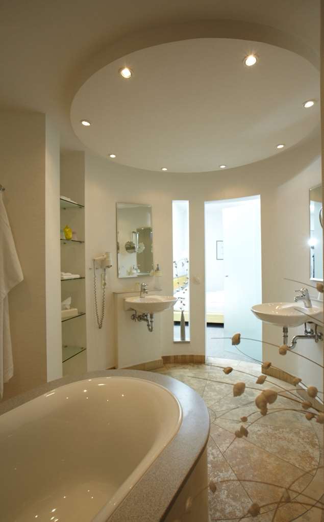 Romantik Hotel Rottner-guestroom-Guest Room,Bathroom,On-Site.jpg
