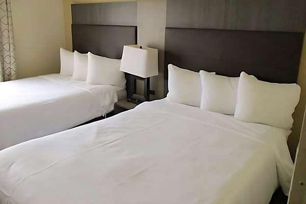  - Quality Suites Airport Indianapolis - I-74 & I-465, Exit 13
