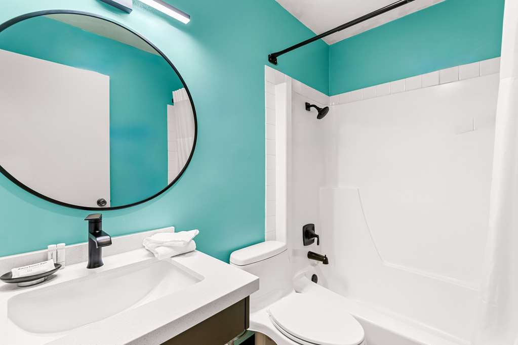 MAVERICK HOTEL EUGENE NEAR UNIVERSI-guestroom-Guest Room,Bathroom,On-Site.jpg