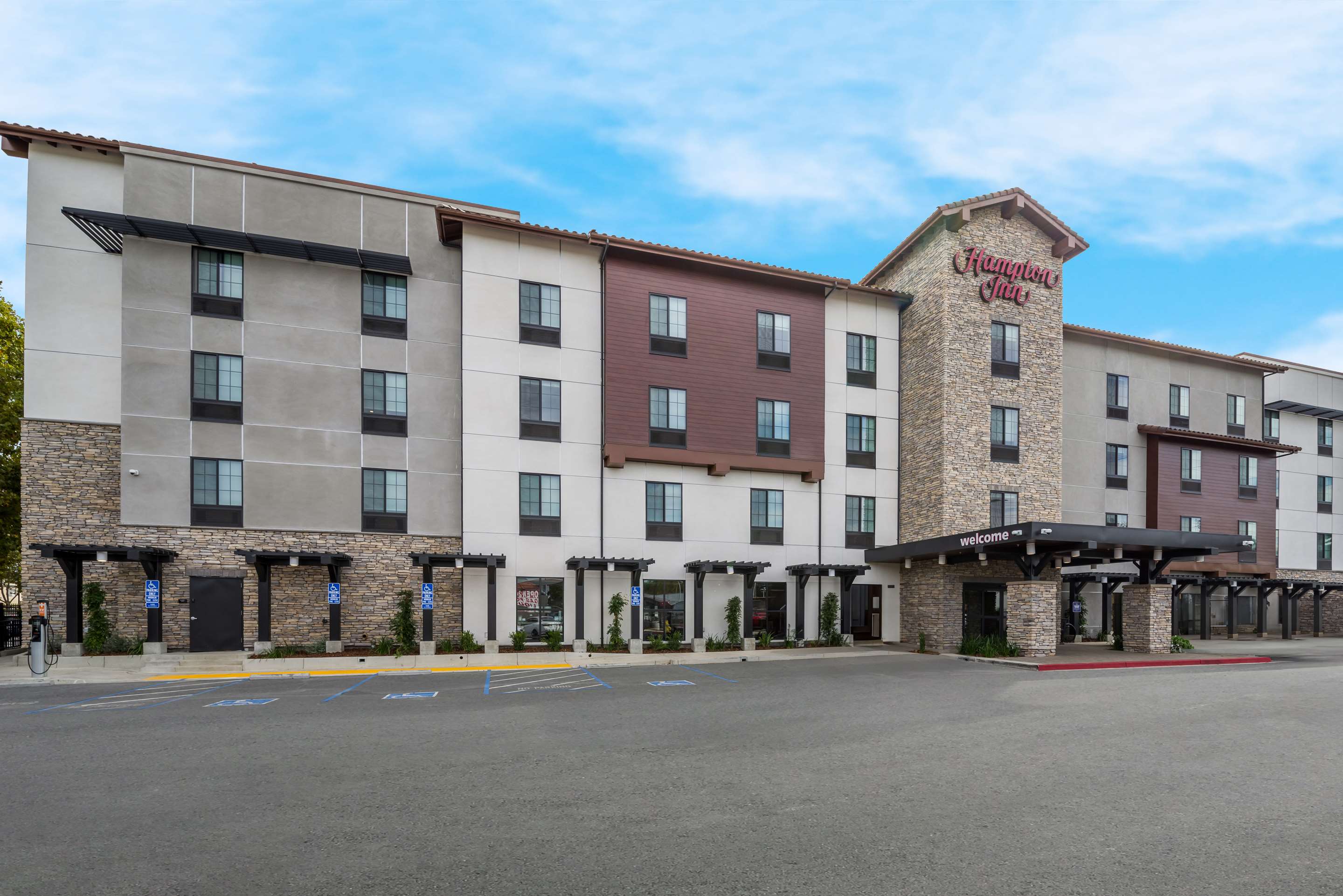 Exterior | Hampton Inn Concord