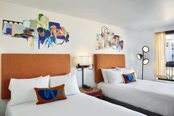2 DOUBLE BEDS HEARING ACCESSIBLE