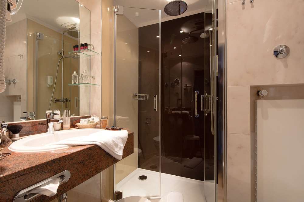 Hotel Braunschweiger Hof-guestroom-Guest Room,Bathroom,On-Site.jpg