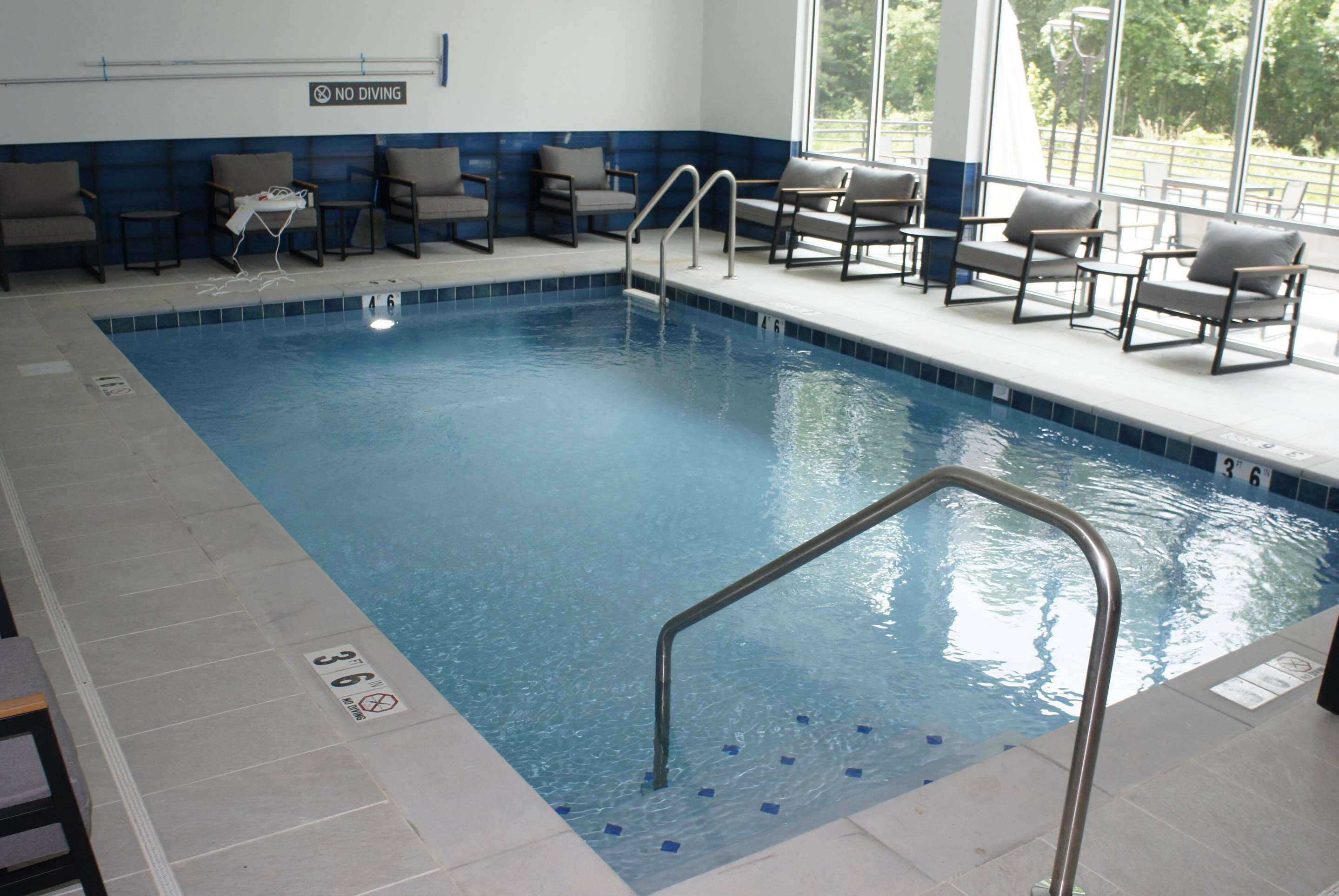 Pool - indoor | La Quinta Inn & Suites by Wyndham Manchester / Arnold AFB