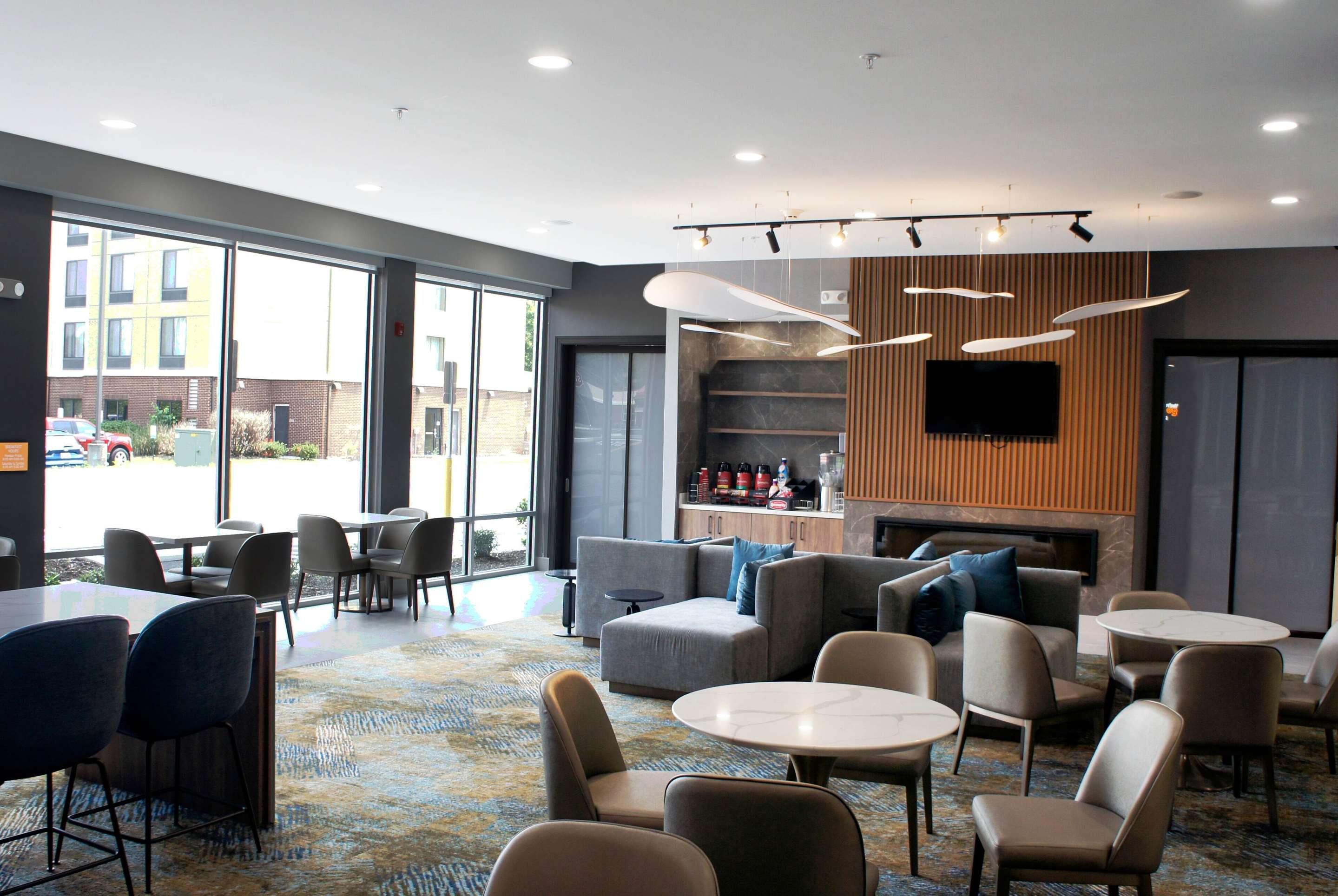 Lobby | La Quinta Inn & Suites by Wyndham Manchester / Arnold AFB