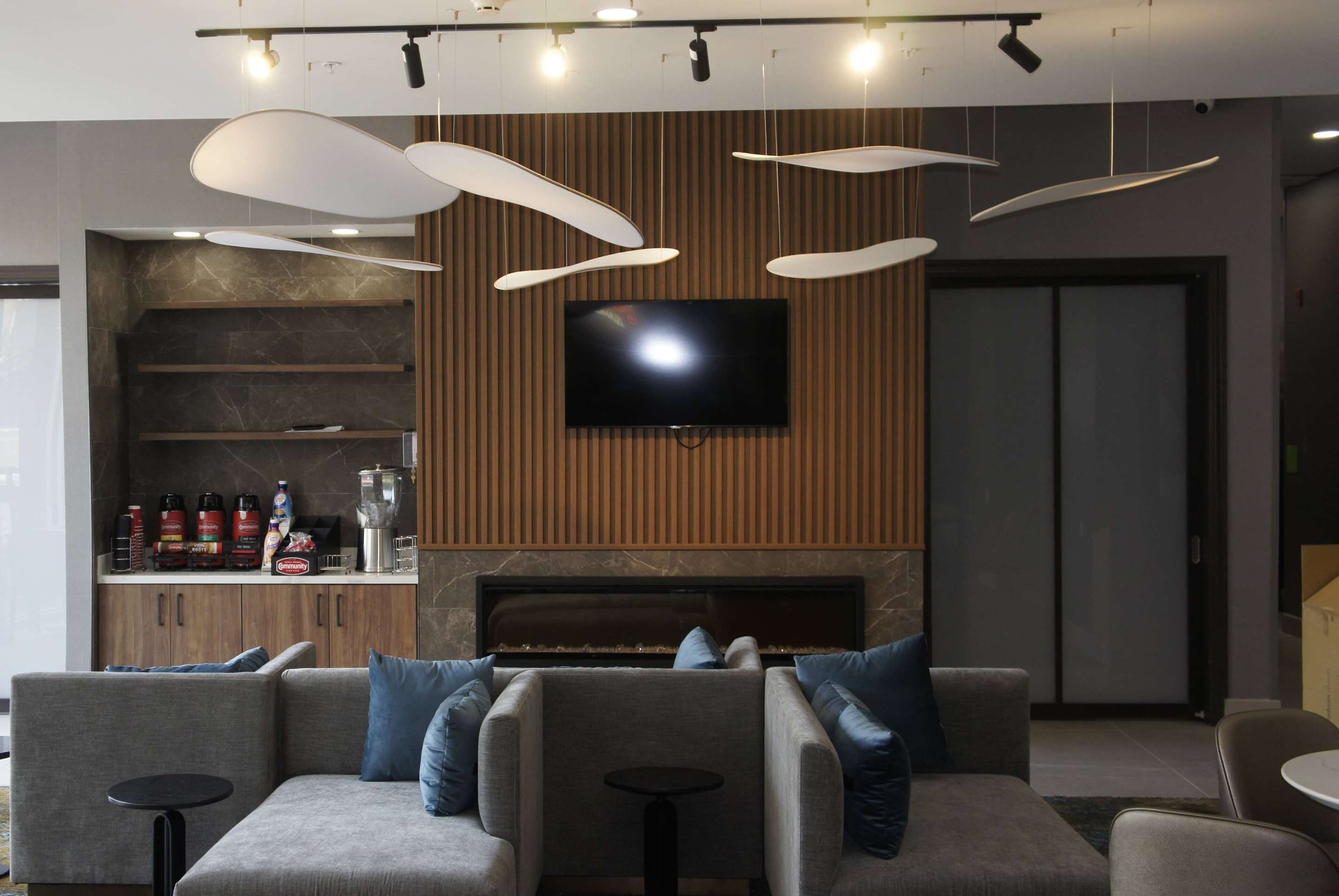 Lobby | La Quinta Inn & Suites by Wyndham Manchester / Arnold AFB