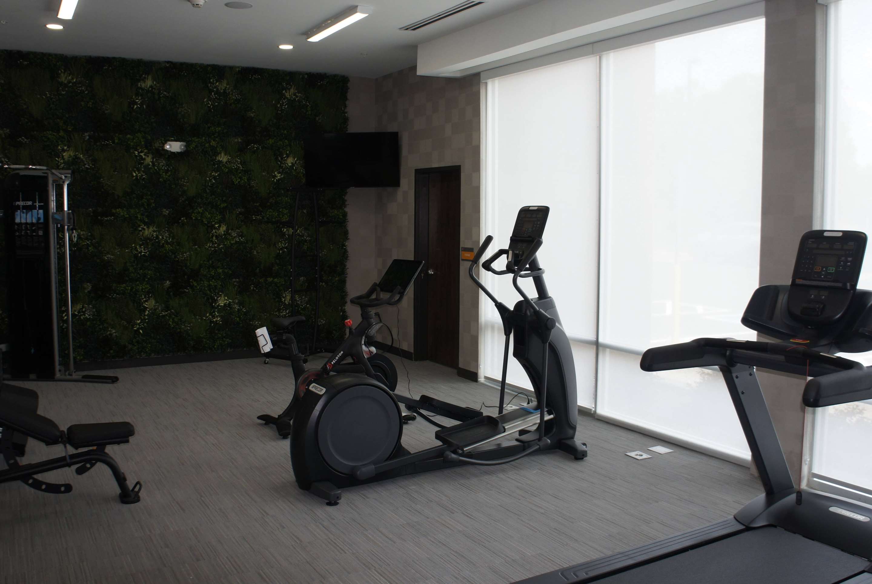 Health club fitness center gym | La Quinta Inn & Suites by Wyndham Manchester / Arnold AFB