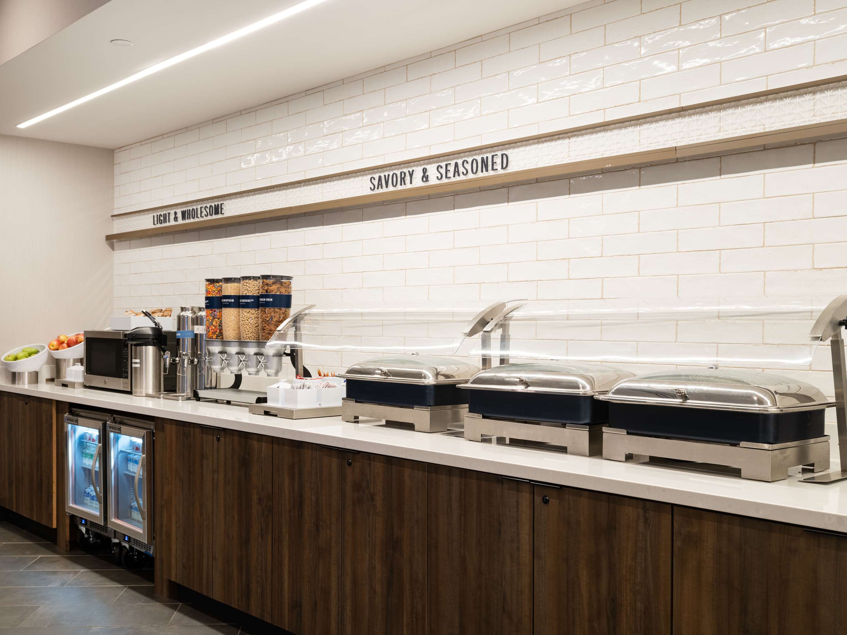 Breakfast Area | Tru By Hilton Atlanta Airport College Park