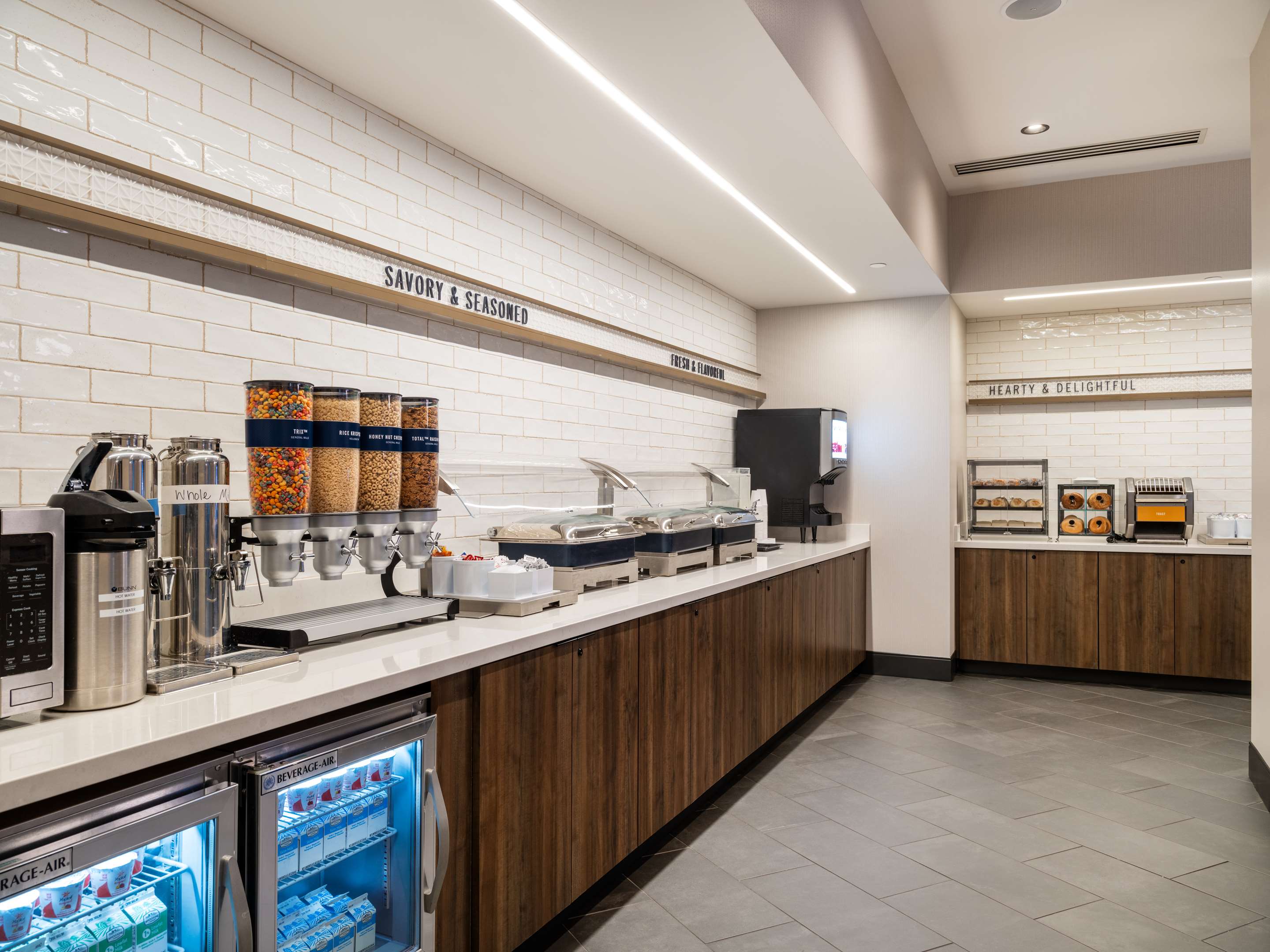 Breakfast Area | Tru By Hilton Atlanta Airport College Park