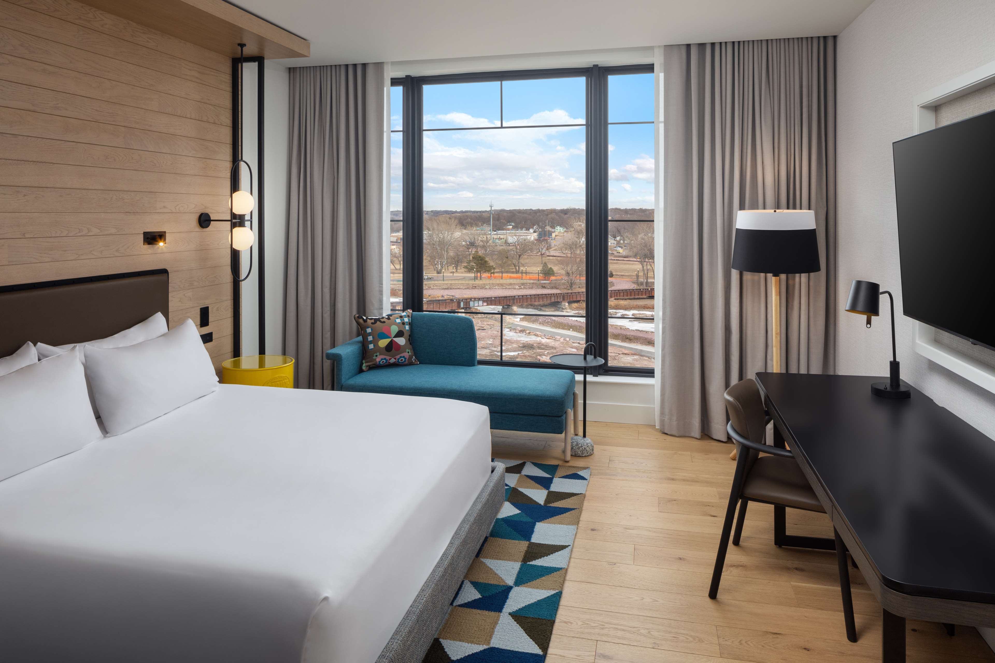 Canopy by Hilton Sioux Falls Downtown Room Type - FALLS PARK VW 1 KING BED