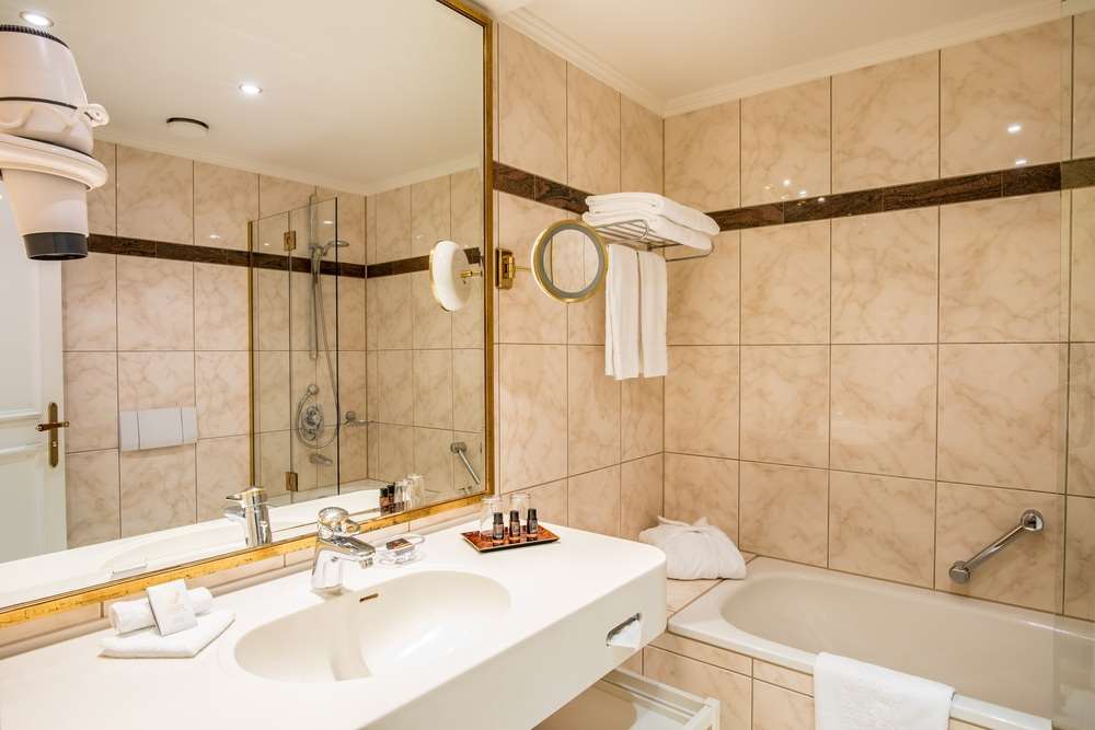 Romantik Hotel Bulow Residenz-guestroom-Guest Room,Bathroom,On-Site.jpg