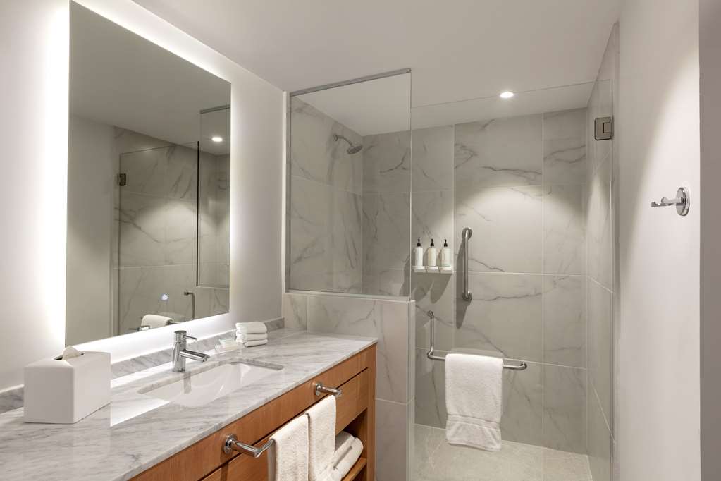 HGI GUADALAJARA AIRPORT-guestroom-Guest Room,Bathroom,On-Site.jpg