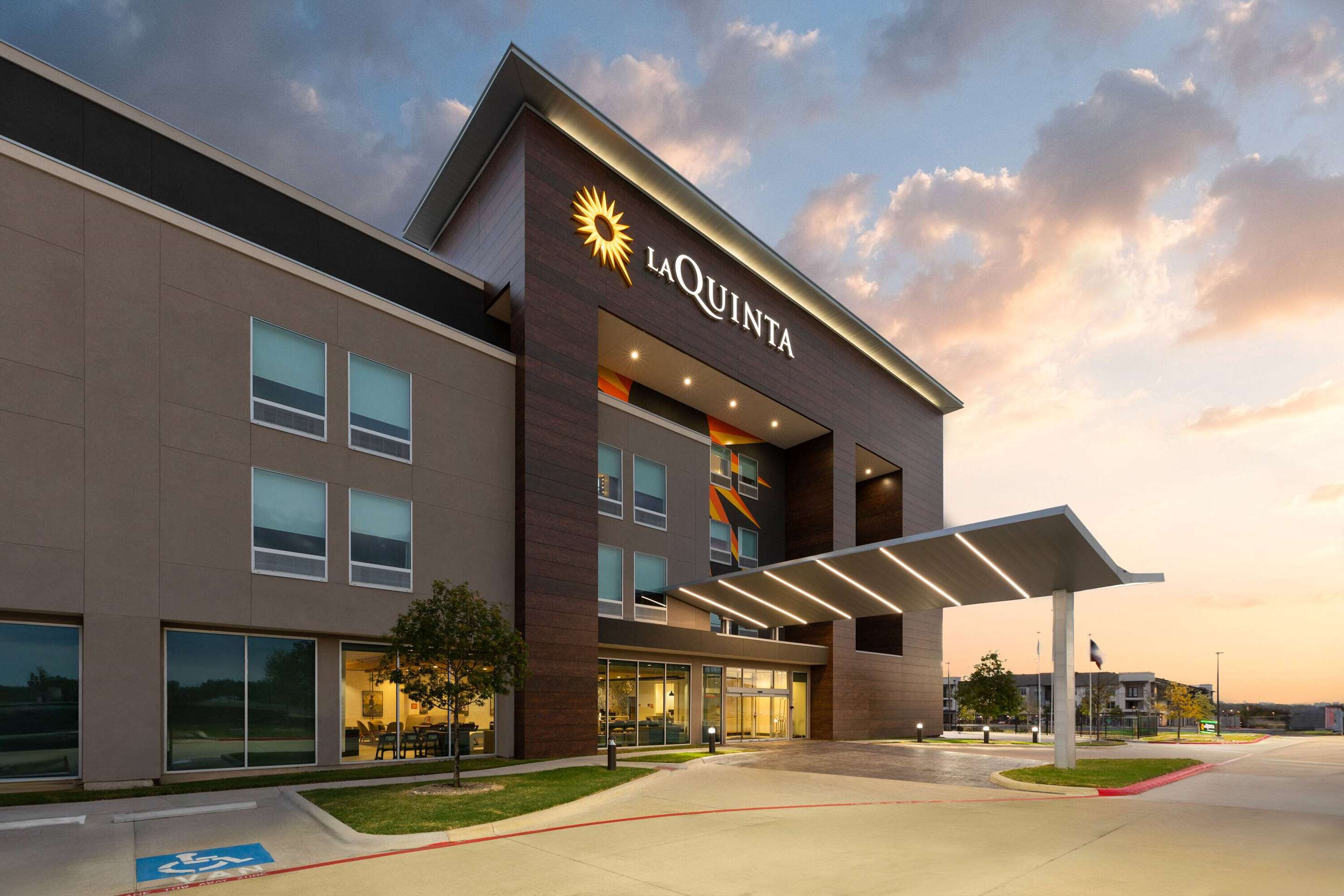Exterior | La Quinta Inn & Suites by Wyndham Austin Parmer/Tech Ridge