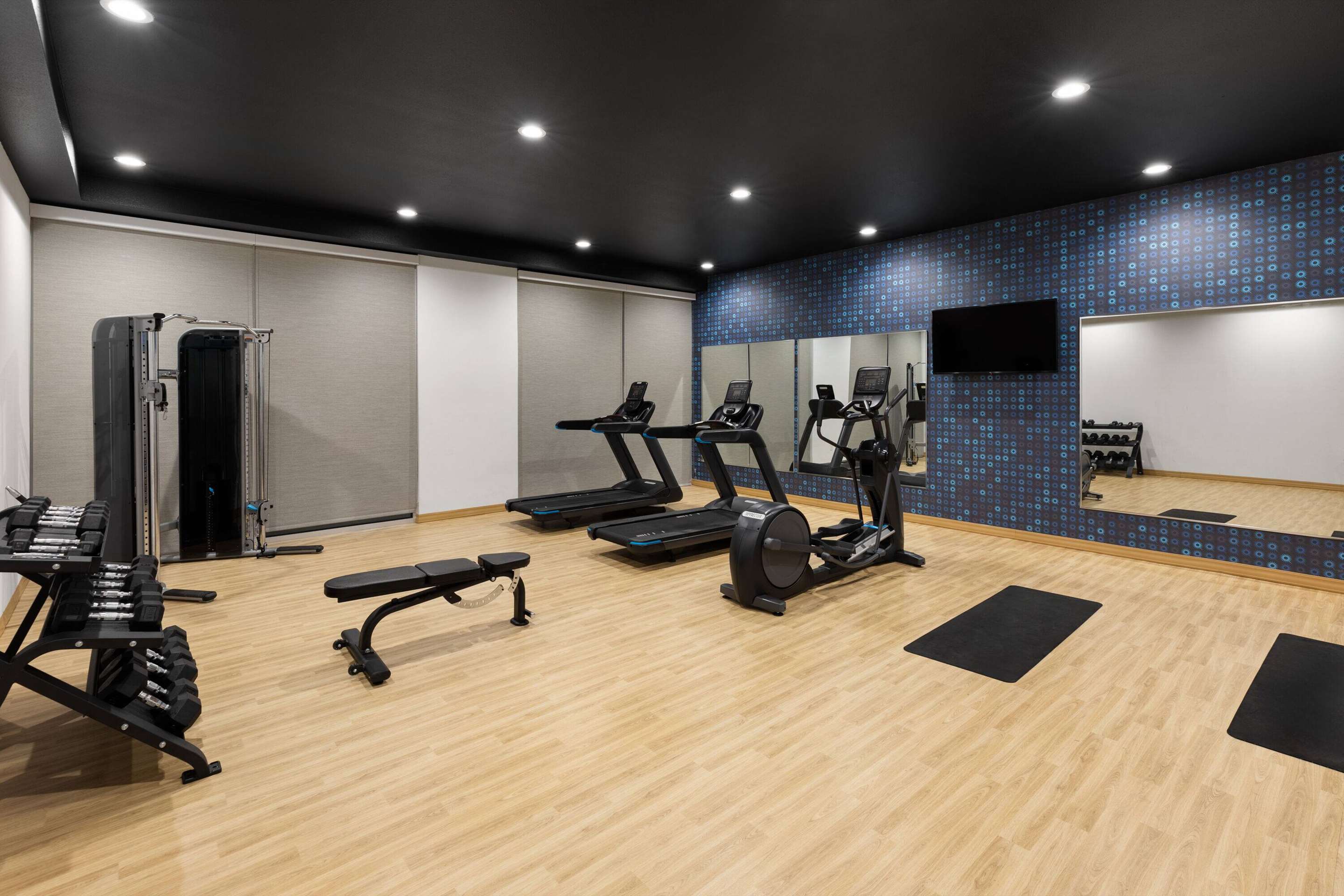 Health club fitness center gym | La Quinta Inn & Suites by Wyndham Austin Parmer/Tech Ridge