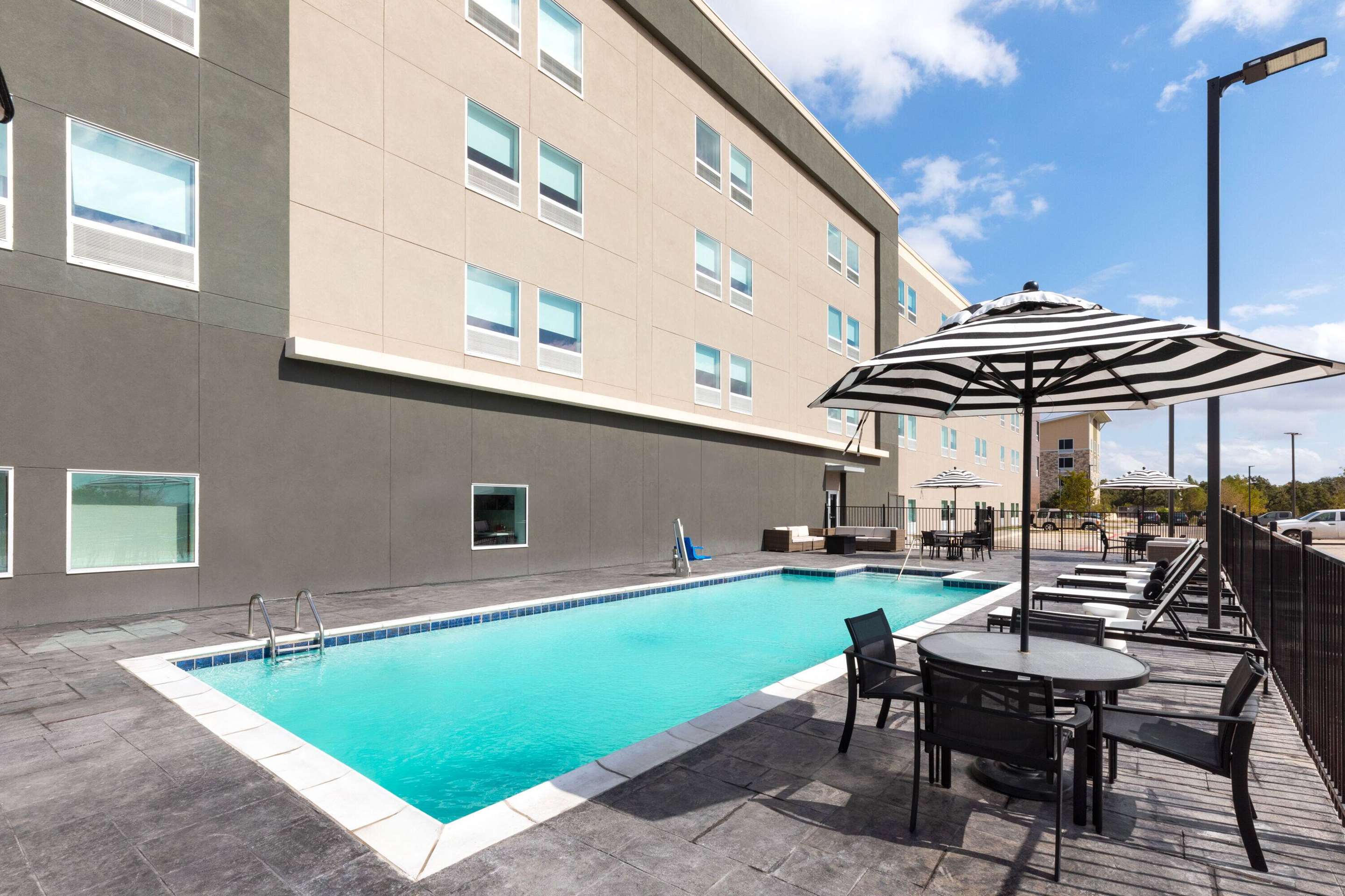 Pool - indoor | La Quinta Inn & Suites by Wyndham Austin Parmer/Tech Ridge