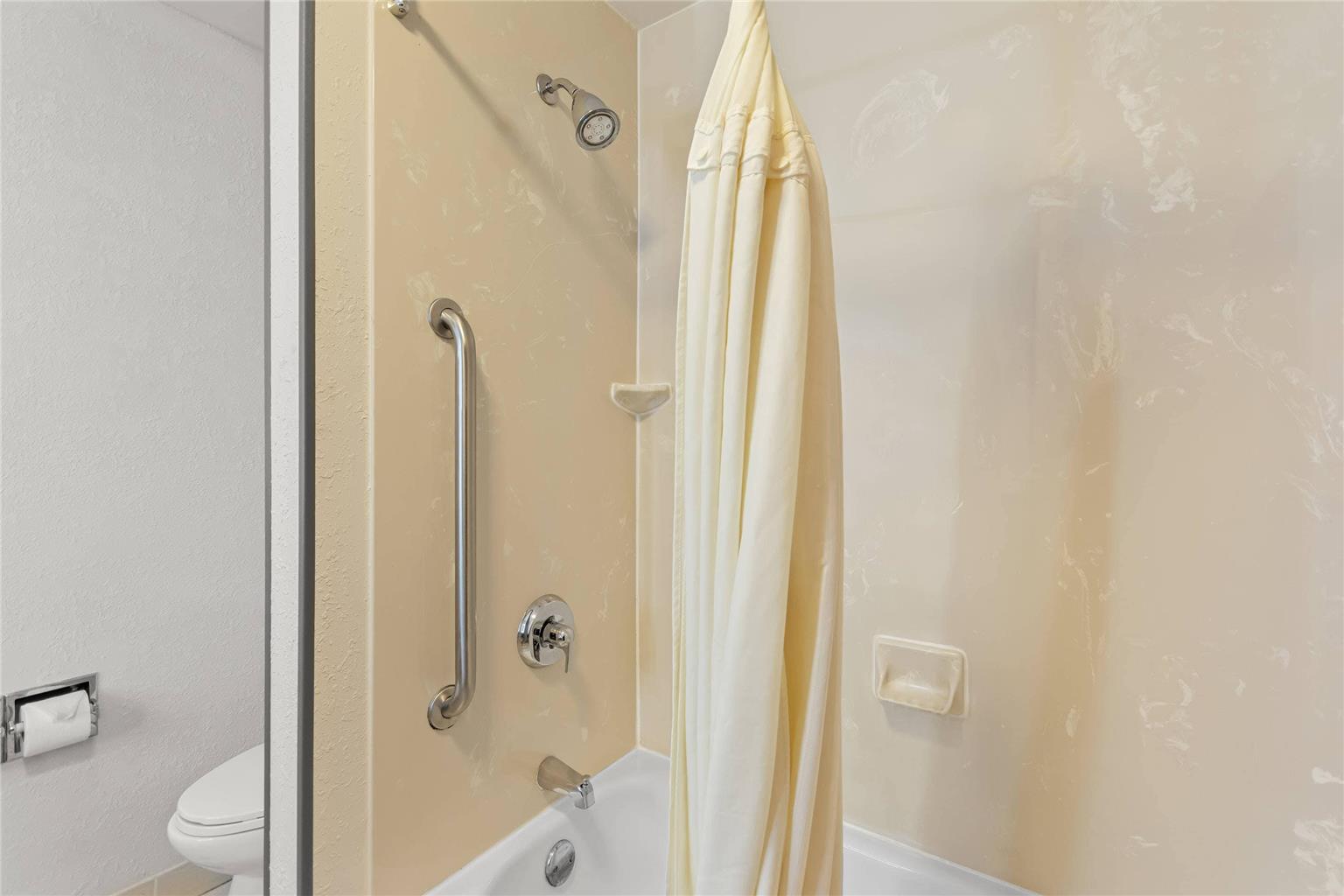 COMFORT INN AND SUITES BEREA-guestroom-Guest Room,Bathroom,On-Site.jpg