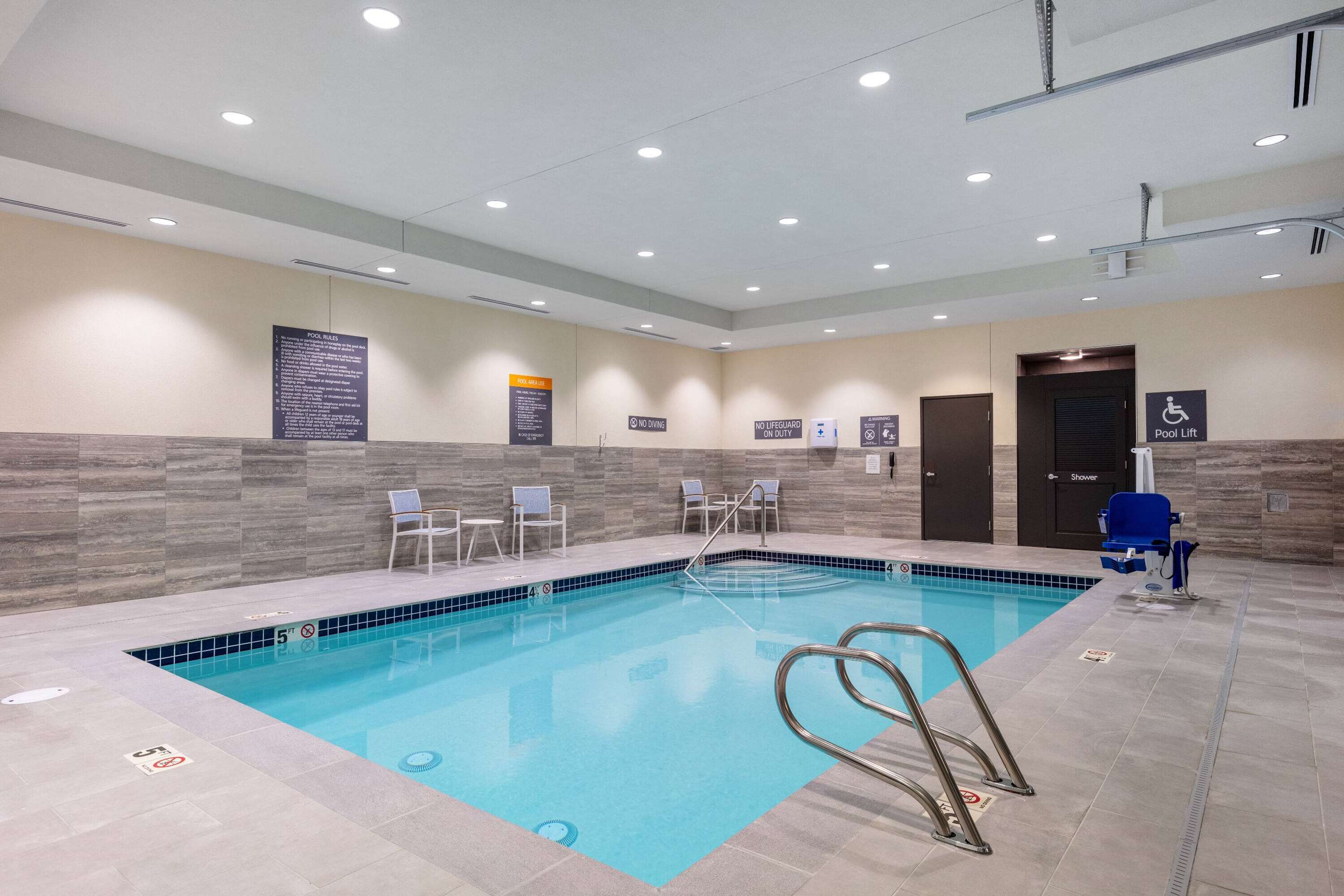 Pool - indoor | La Quinta Inn & Suites by Wyndham Centralia