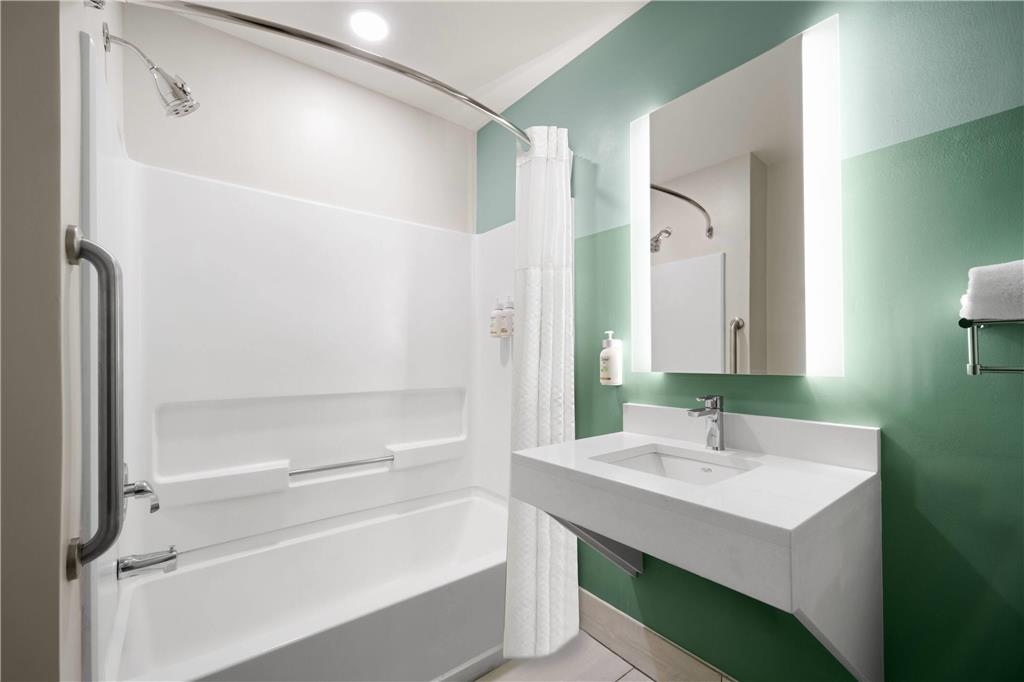 WINGATE MATTHEWS/CHARLOTTE-guestroom-Guest Room,Bathroom,Accessibility,On-Site.jpg