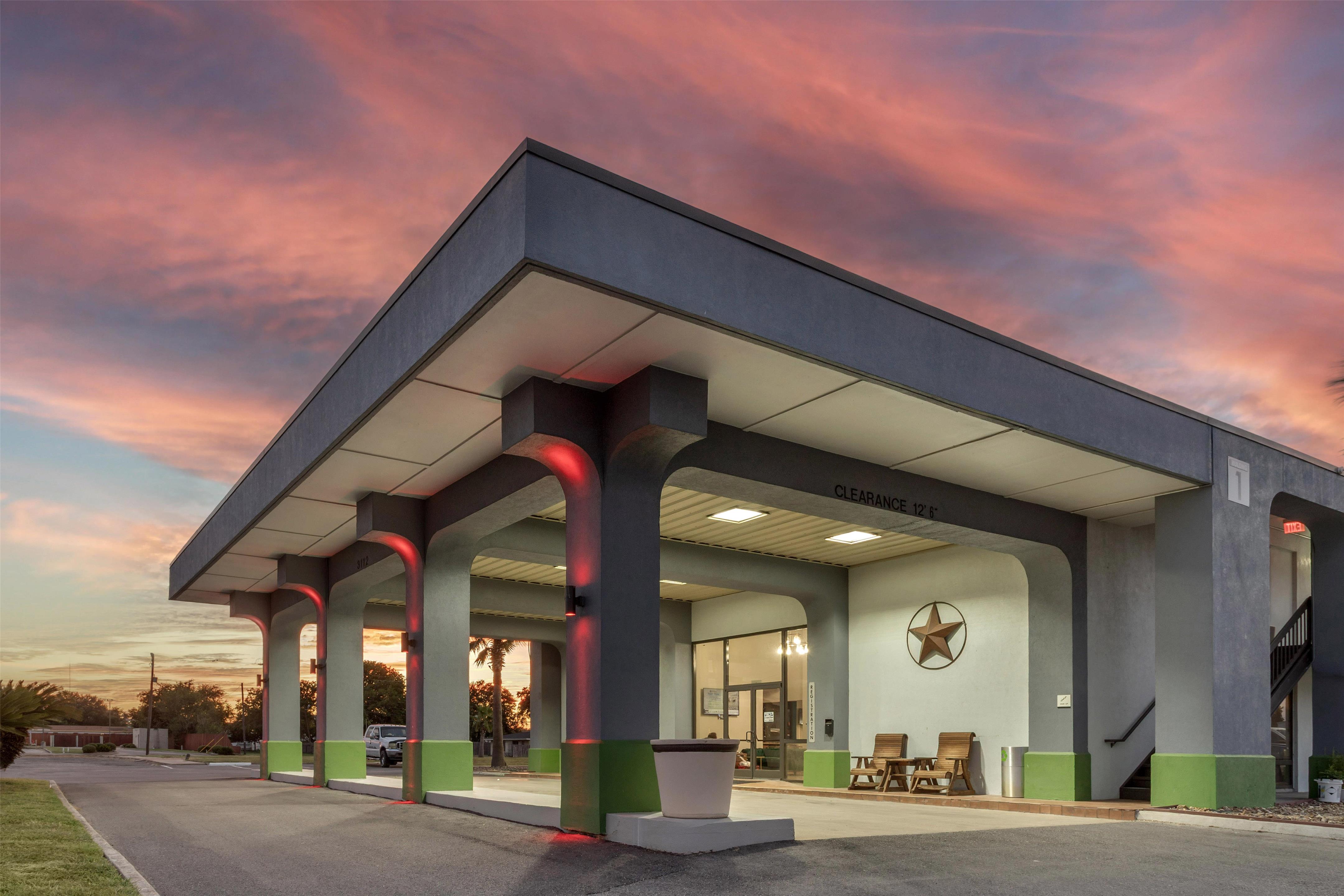 Exterior | Surestay Studio By Best Western Victoria
