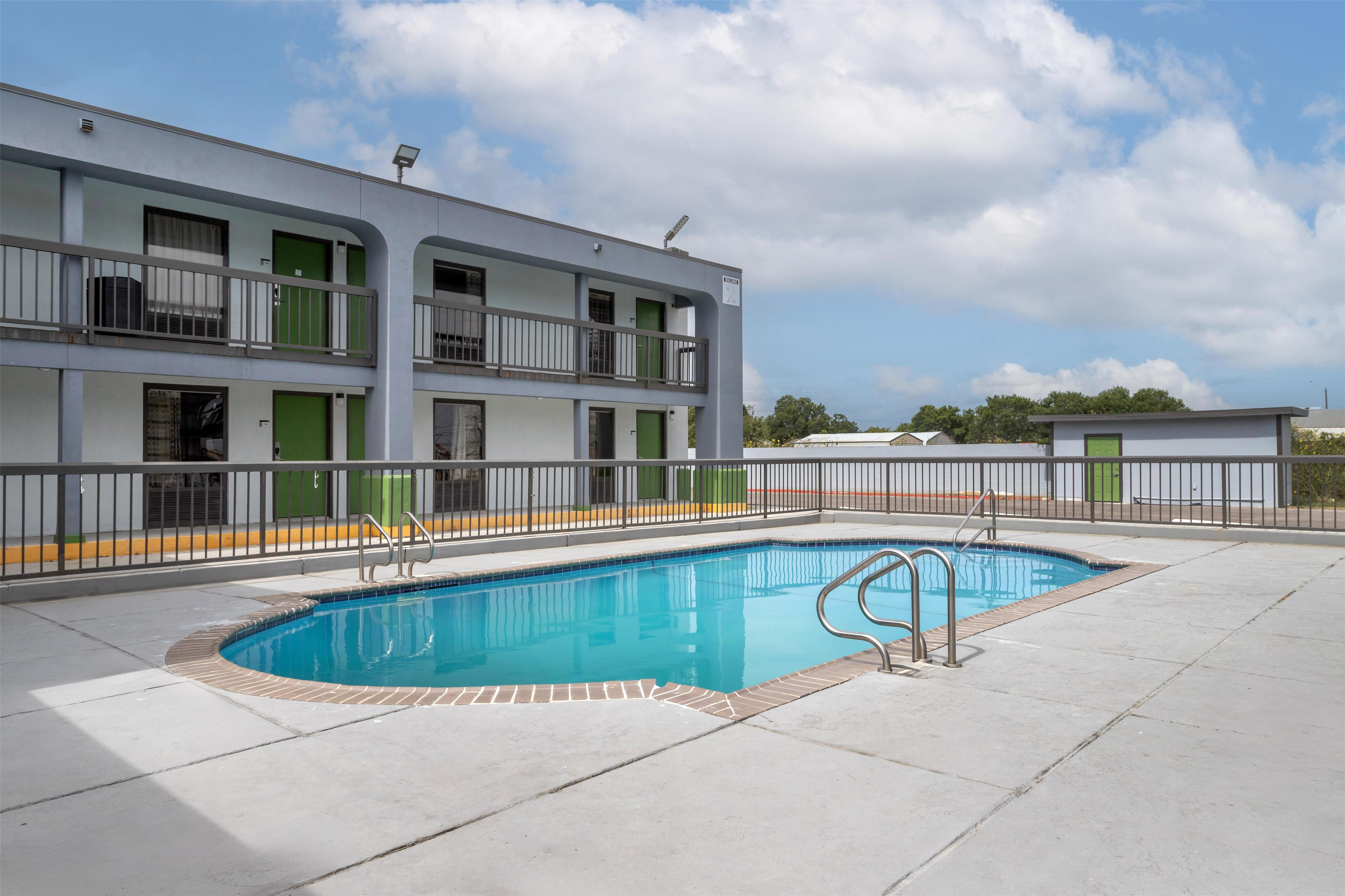 Pool | Surestay Studio By Best Western Victoria