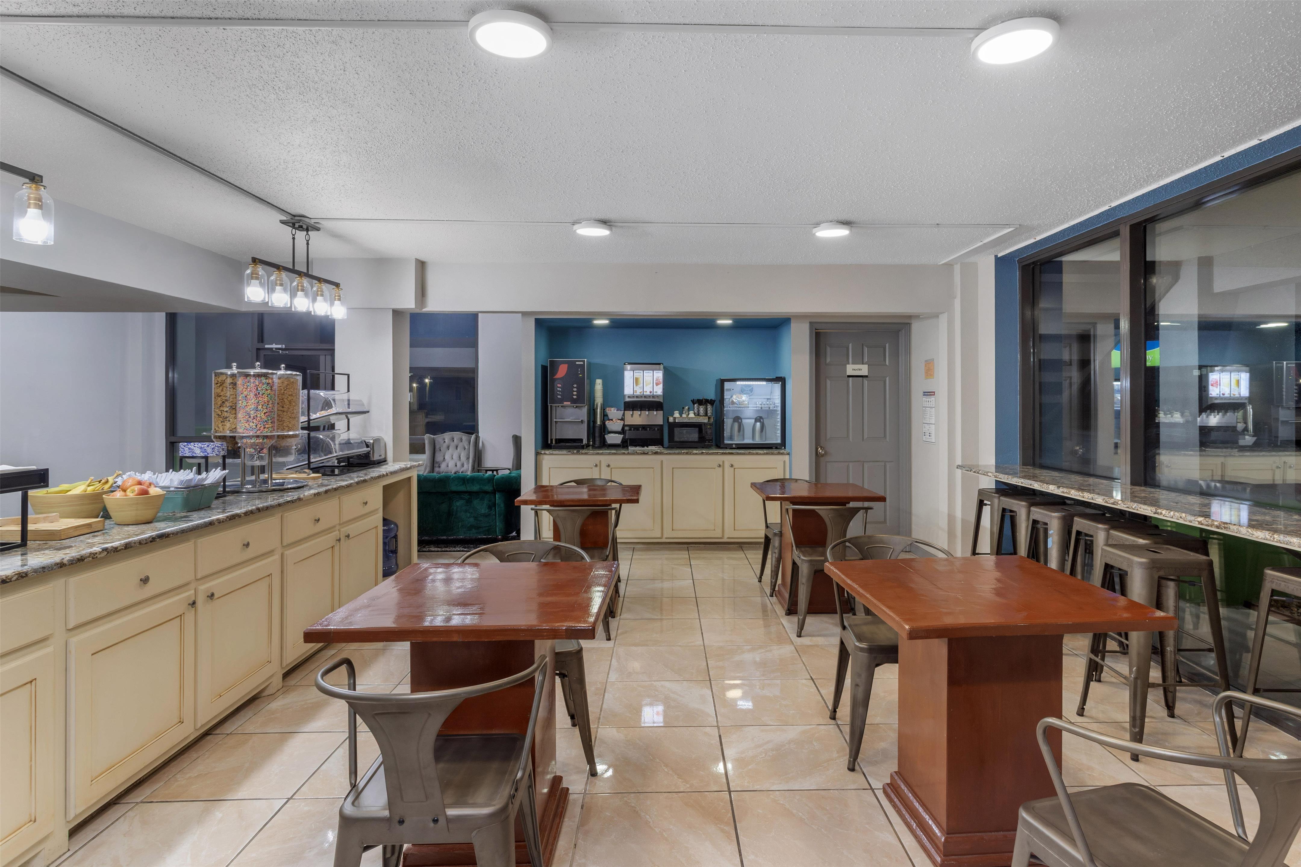 Breakfast Area | Surestay Studio By Best Western Victoria
