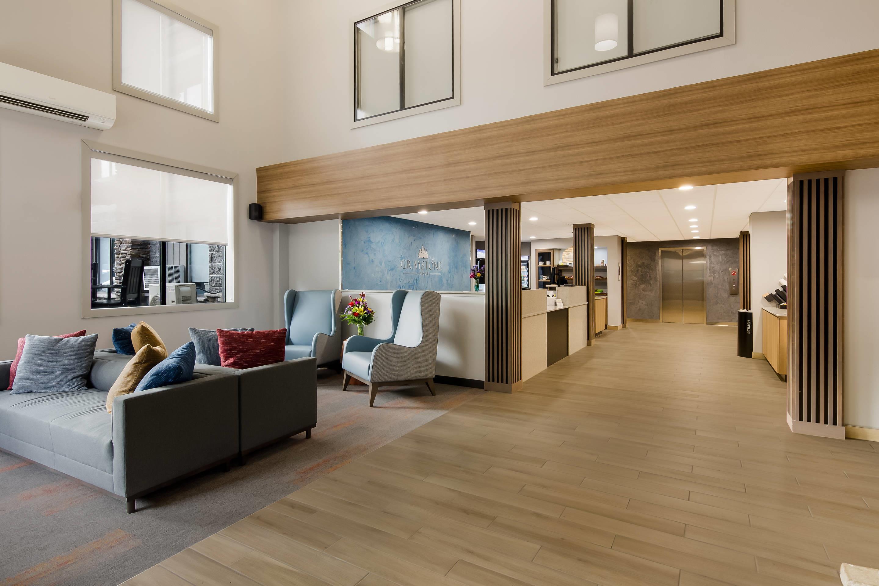Spacious lobby with sitting area | Graystone Lodge, Ascend Hotel Collection