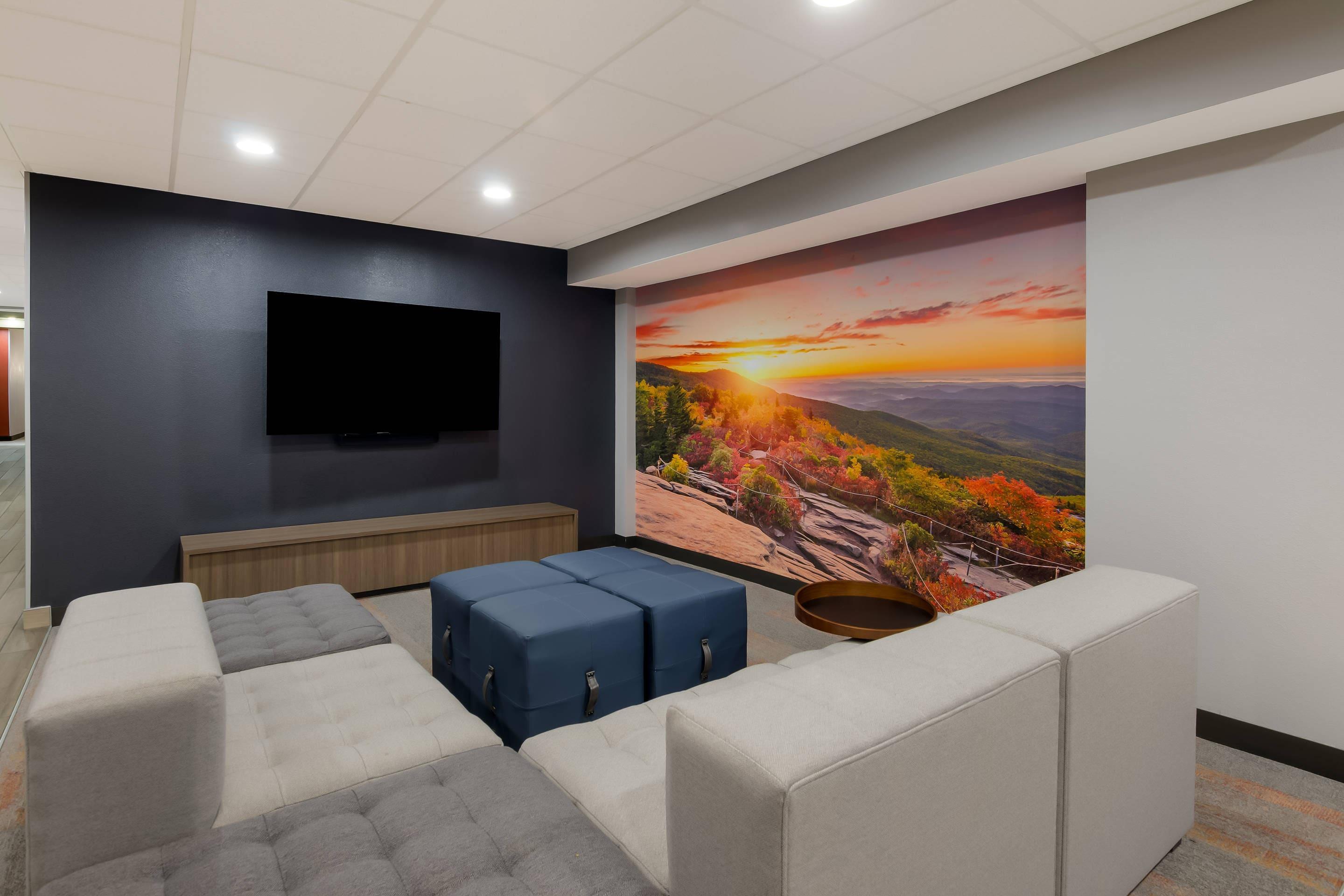 Spacious lobby with sitting area | Graystone Lodge, Ascend Hotel Collection