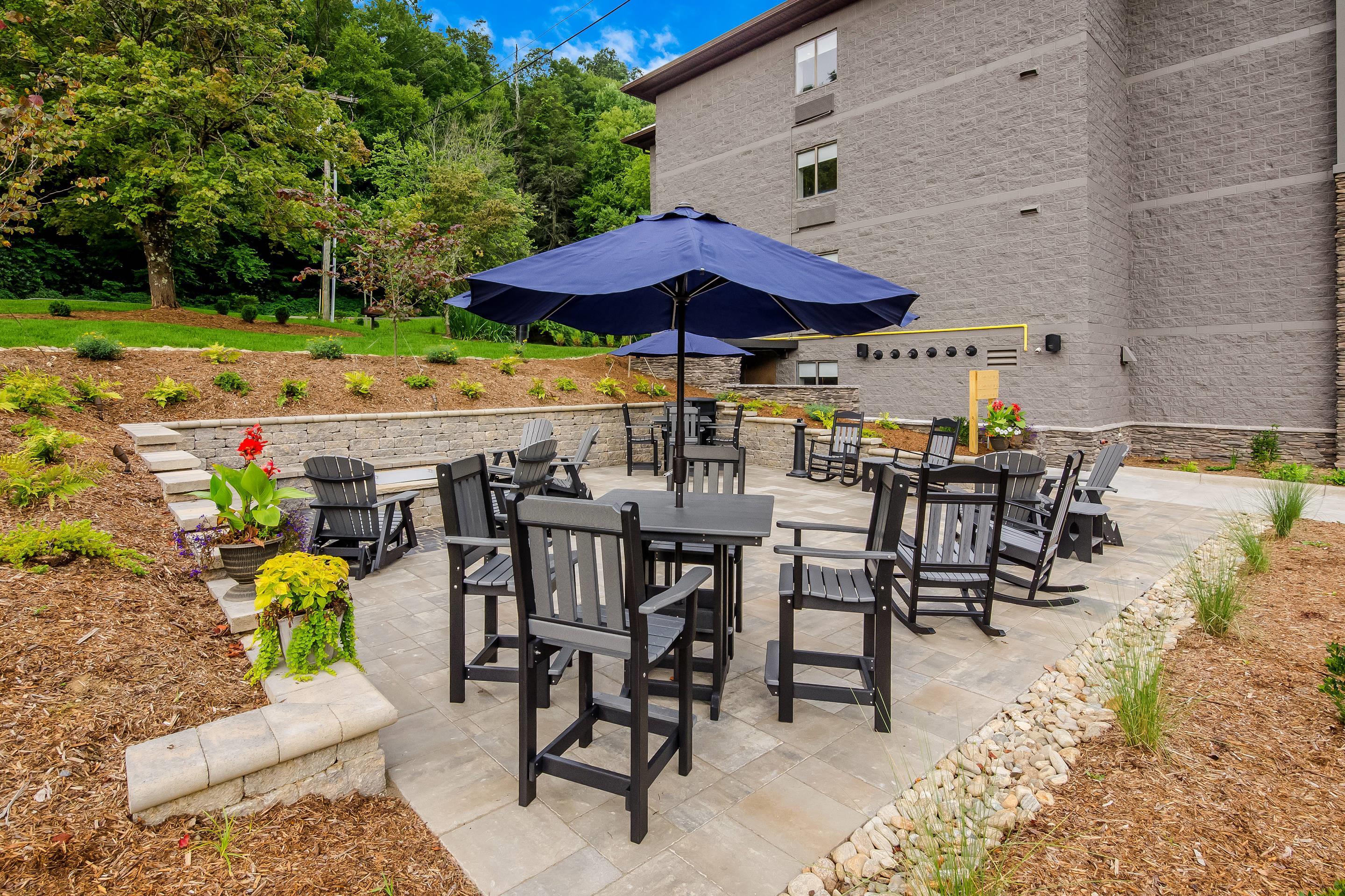 Hotel patio | Graystone Lodge, Ascend Hotel Collection
