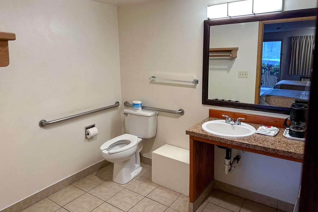 ECONO LODGE EDMONDS-guestroom-Guest Room,Bathroom,On-Site.jpg