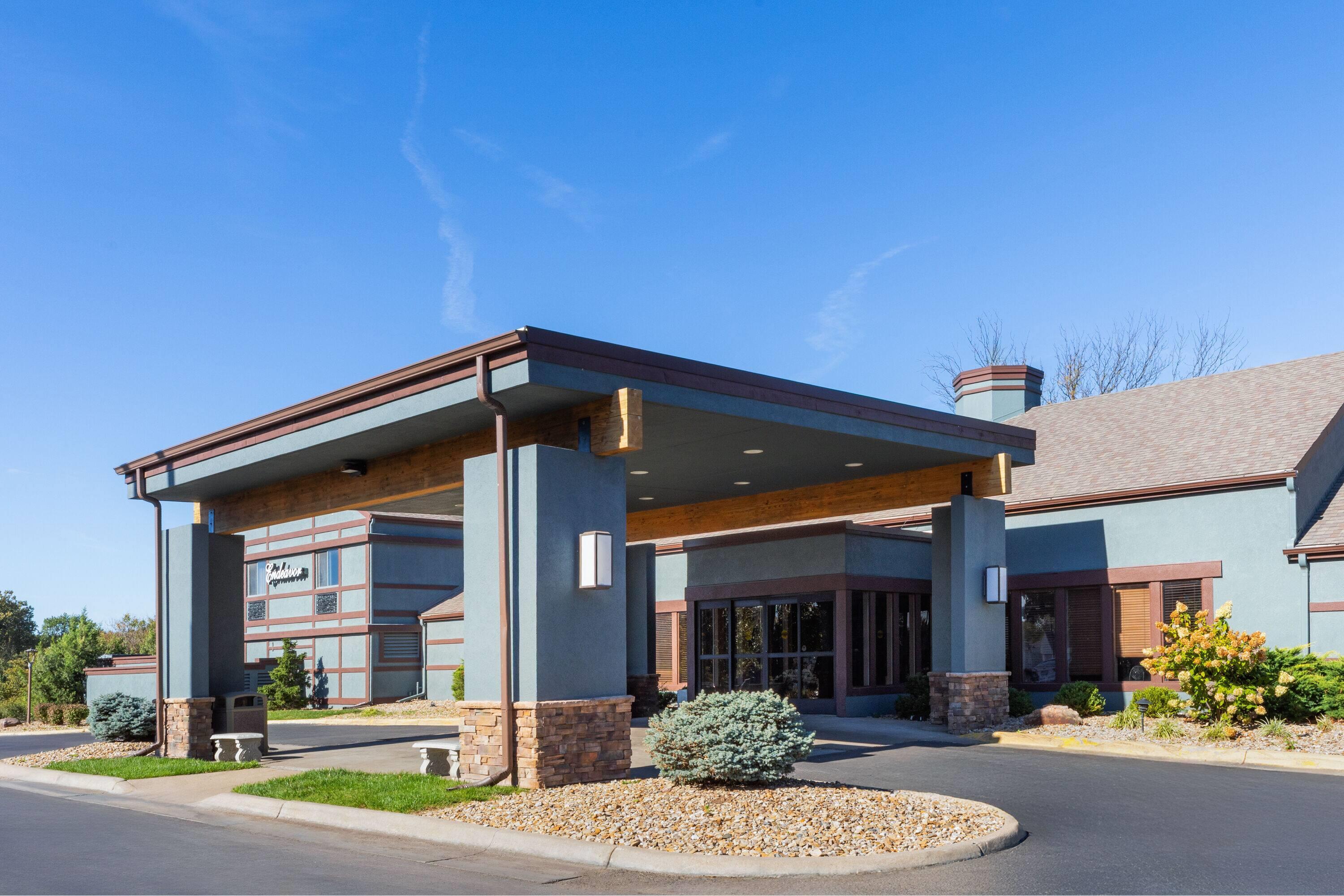 Exterior | Endeavor Inn & Suites, Trademark Collection by Wyndham