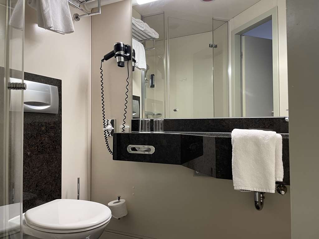 RUGS HOTEL AUGSBURG-guestroom-Guest Room,Bathroom,On-Site.jpg
