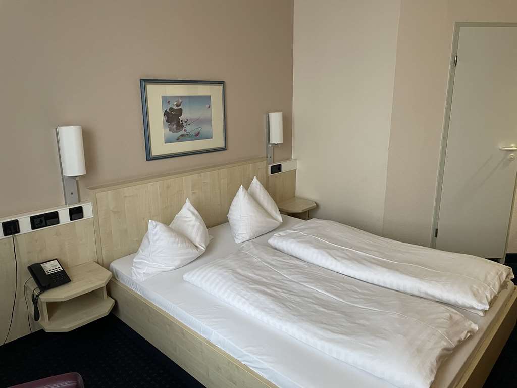 RUGS HOTEL AUGSBURG-guestroom-Guest Room,On-Site.jpg