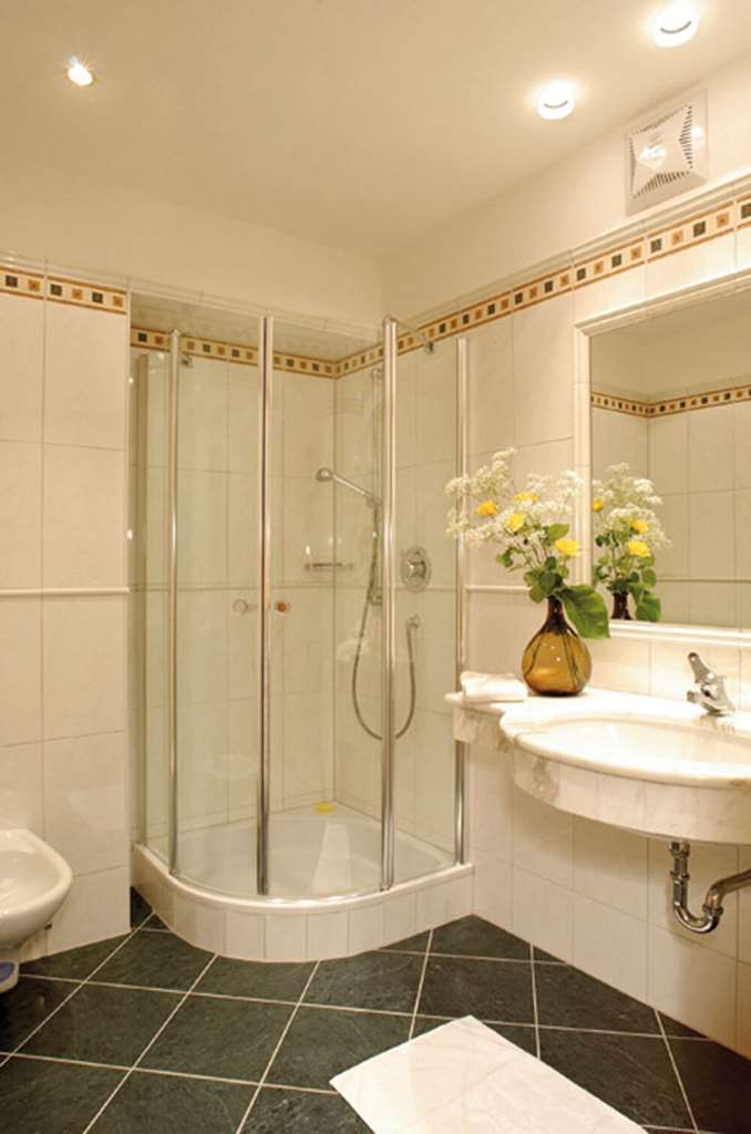 Romantik Hotel Santer-guestroom-Guest Room,Bathroom,On-Site.jpg