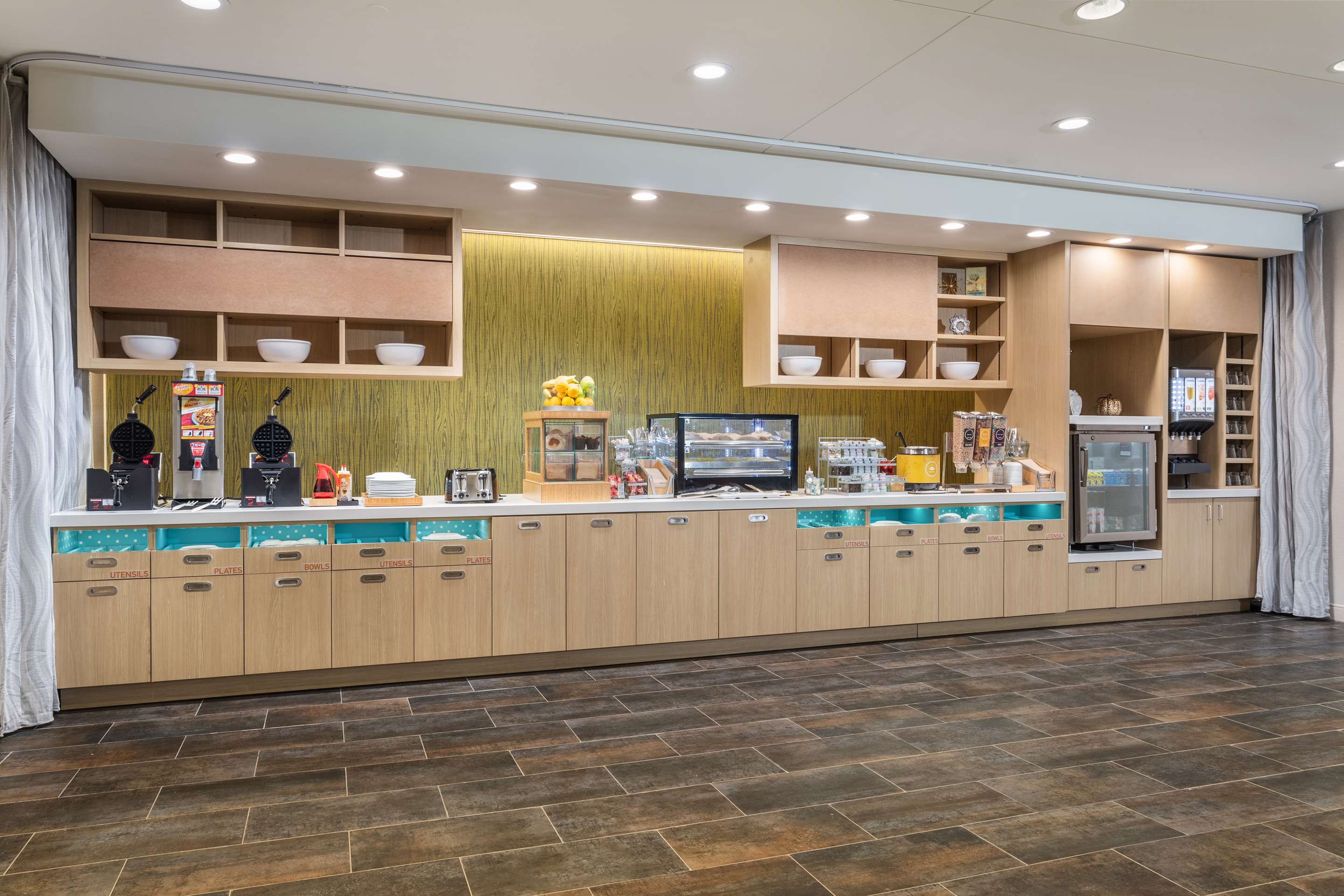 Breakfast Area | Home2 Suites By Hilton Cedar Rapids Westdale