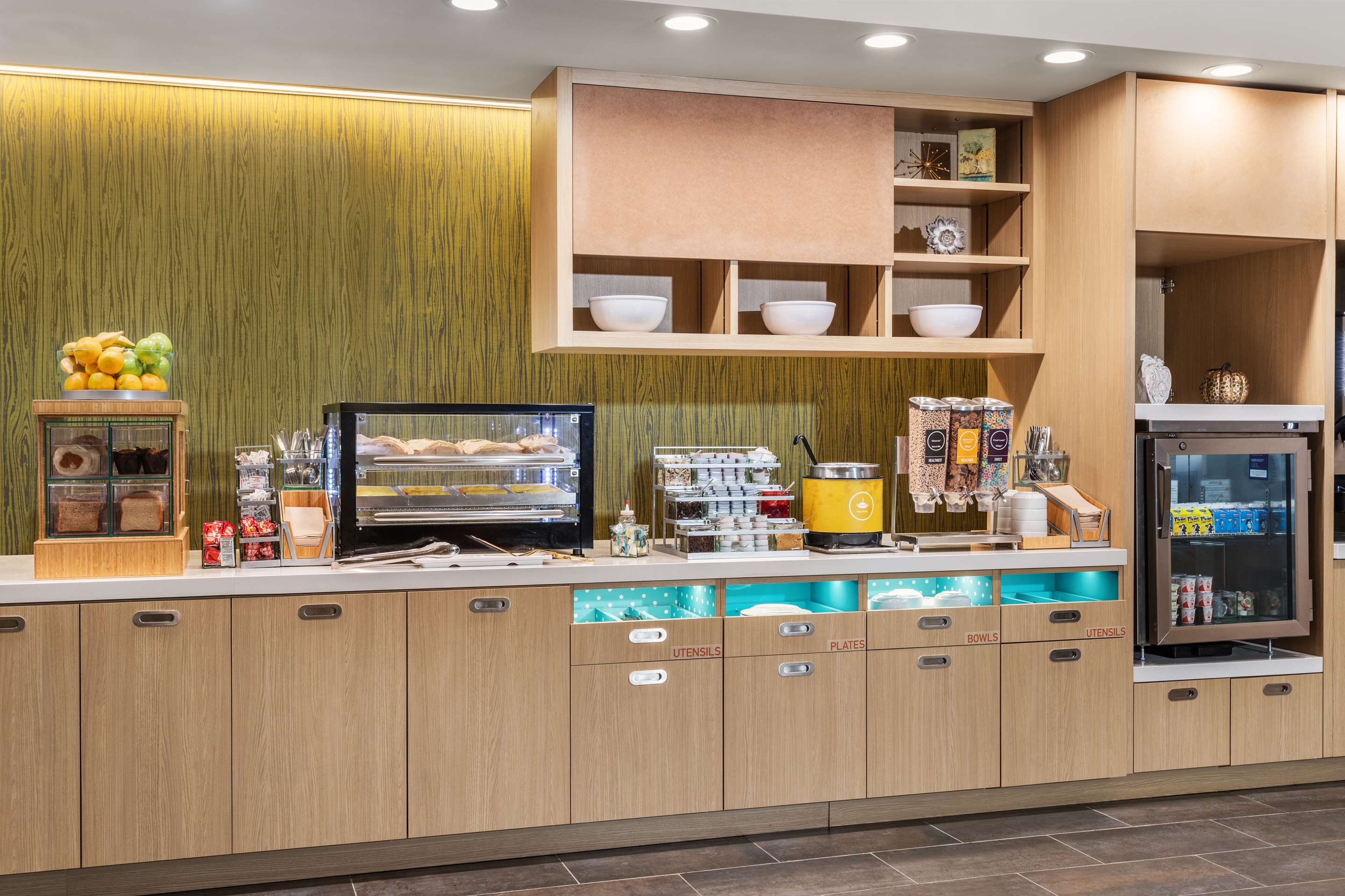 Breakfast Area | Home2 Suites By Hilton Cedar Rapids Westdale
