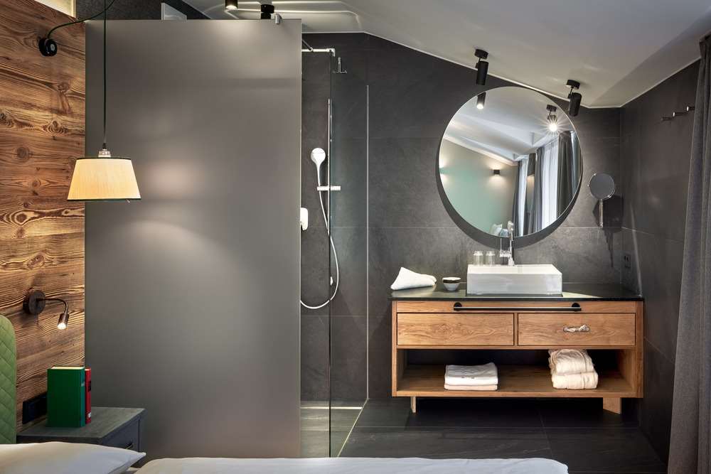 Romantik Hotel Zell am See-guestroom-Guest Room,Bathroom,Suite,On-Site.jpg
