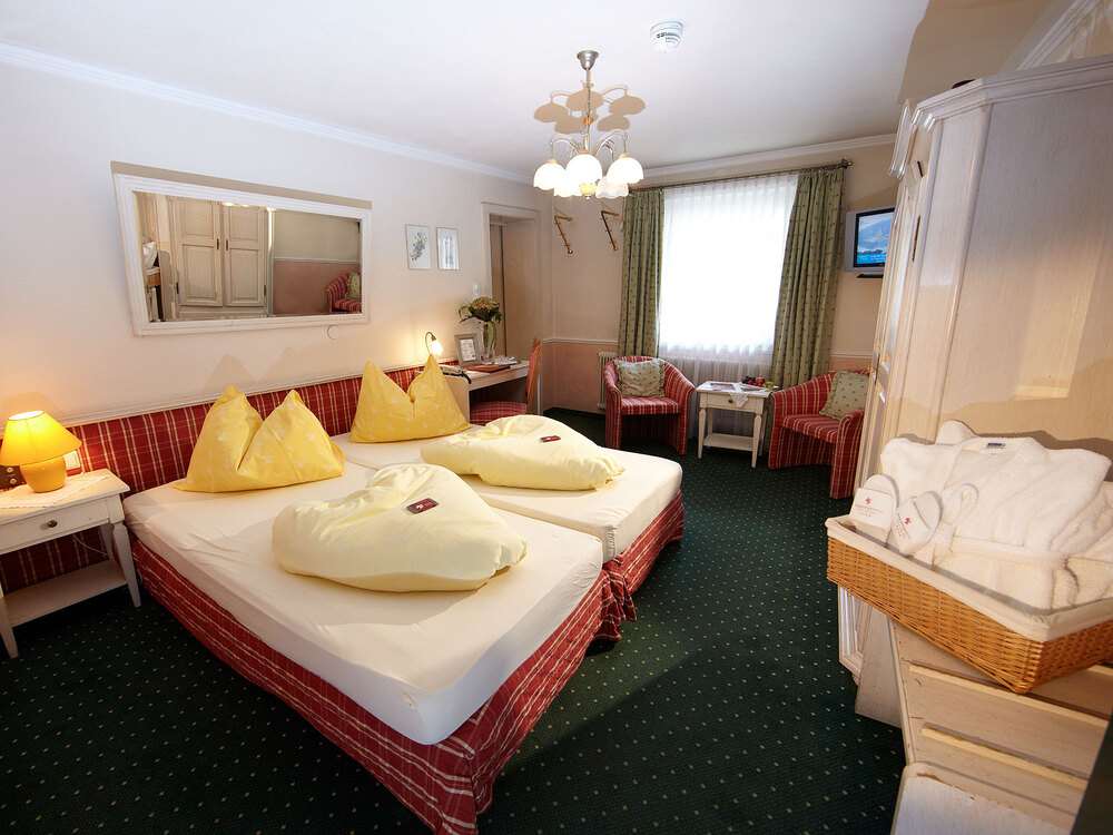 Romantik Hotel Zell am See-guestroom-Guest Room,On-Site.jpg