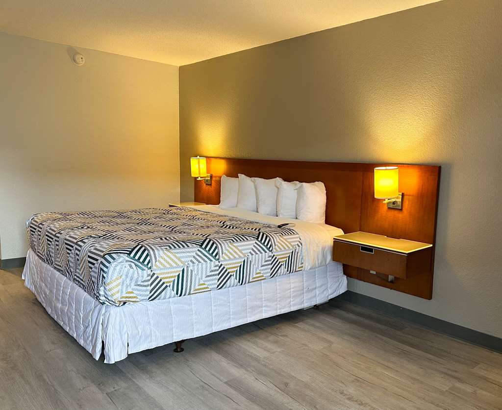 MOTEL 6 - FORREST CITY, AR-guestroom-Guest Room,On-Site.jpg