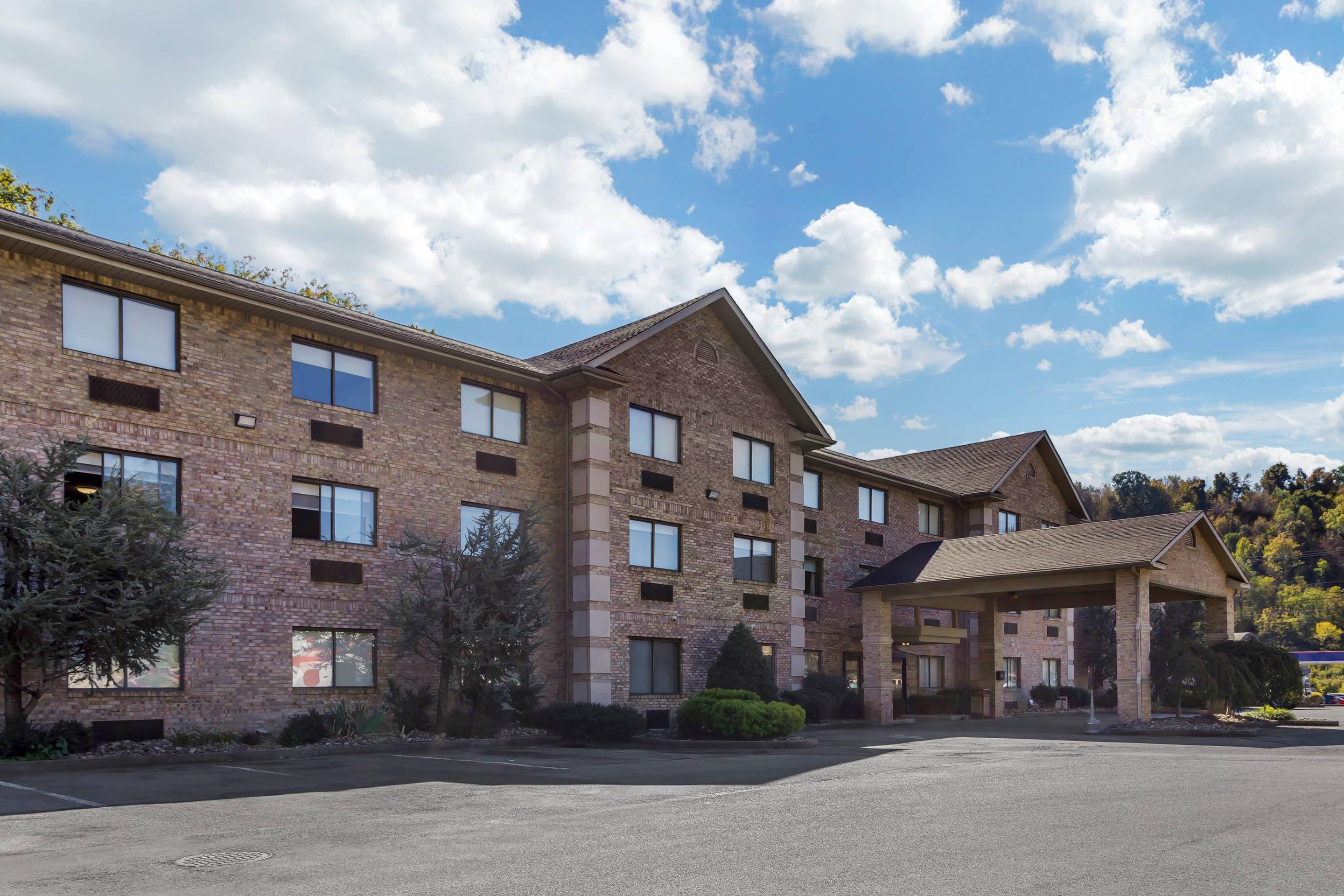 Hotel exterior | Comfort Inn Huntington near University area