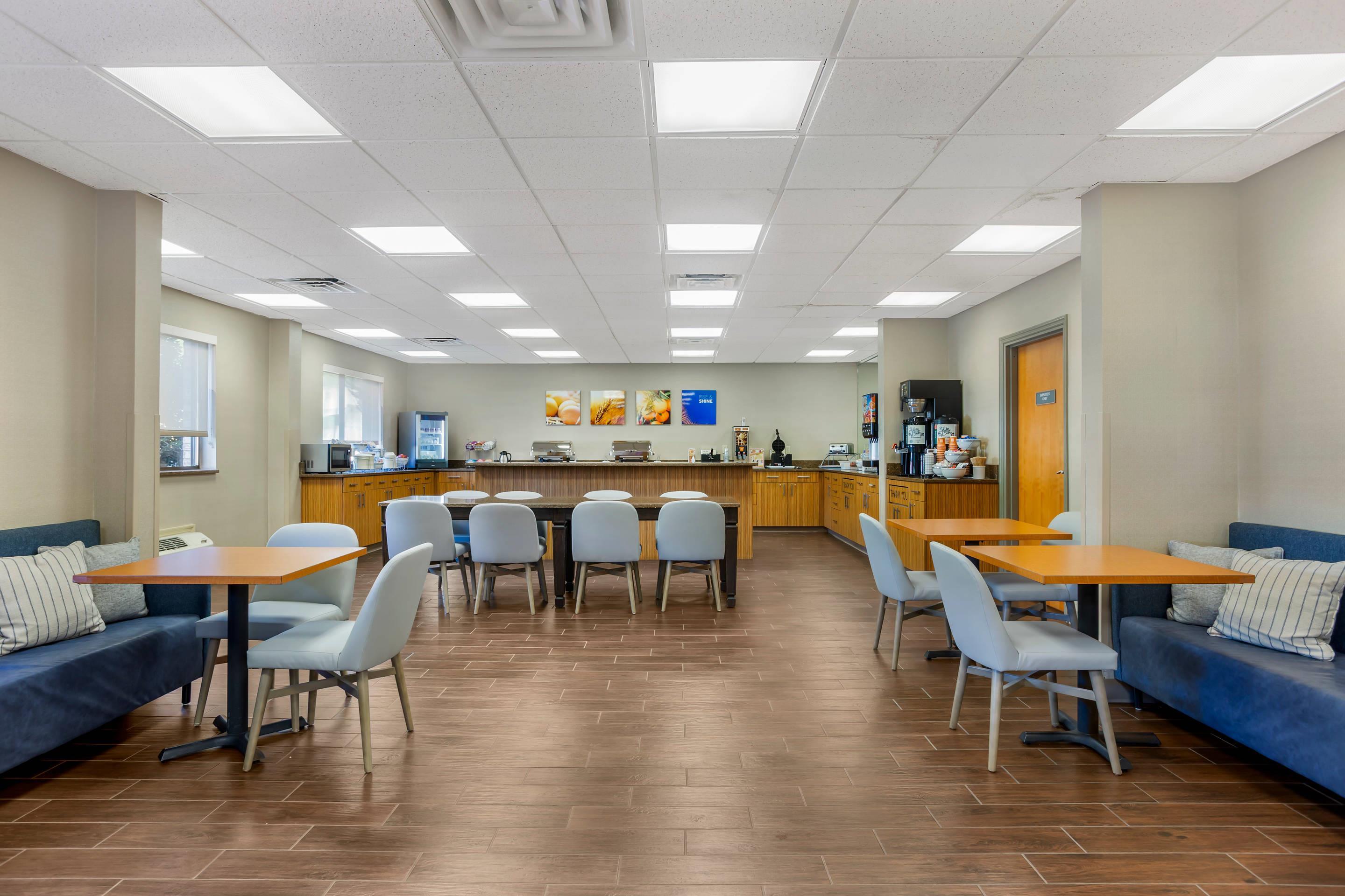 Breakfast area | Comfort Inn Huntington near University area